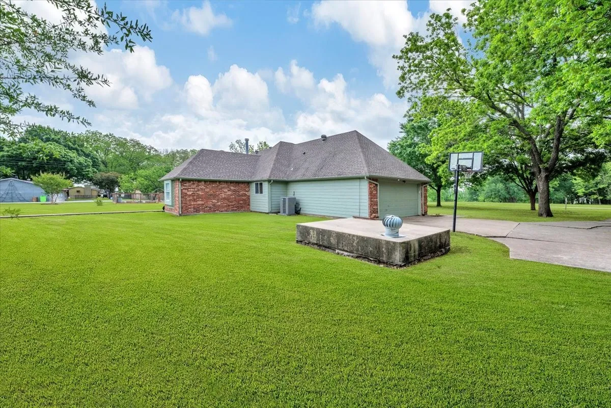 Single Family Residence For Sale in Collin County , 10592 Tree Lane, Princeton, Texas 75407, 3 Bedroom, 3 Bathroom, 2 Garage spaces, 2,253 Sqft, built in 1994, Preowned, mls#21254657, Real Estate Agent in Princeton, Homes For Sale in Collin county, Homes For Sale in Princeton, Realtor in Princeton Texas, Real Estate Brokerage Independent Realty Texas, Luminita Cordes Realtor