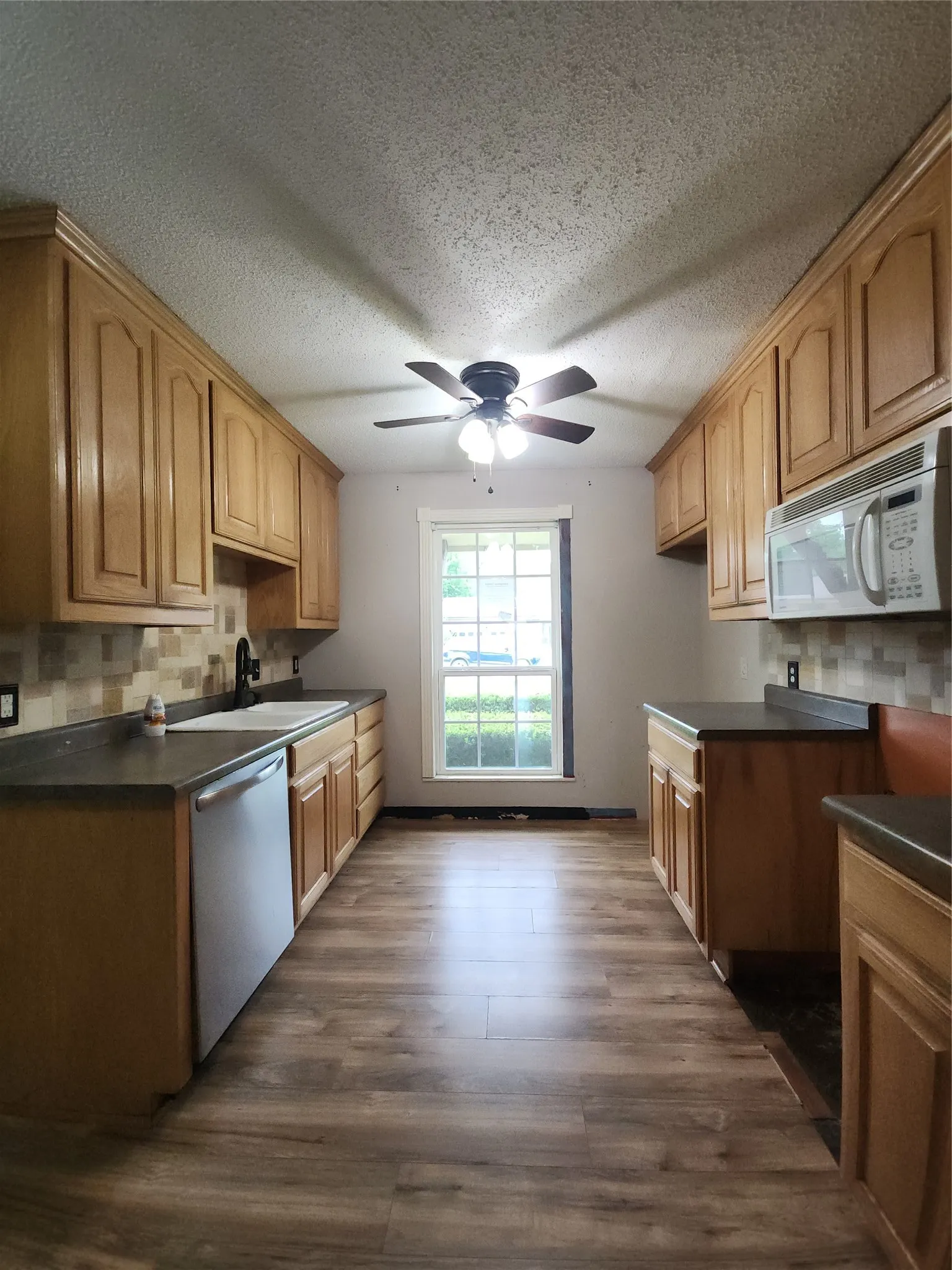Single Family Residence For Sale in Johnson County , 409 Nathan Street, Burleson, Texas 76028, 3 Bedroom, 2 Bathroom, 2 Garage spaces, 1,072 Sqft, built in 1971, Preowned, mls#21255029, Real Estate Agent in Burleson, Homes For Sale in Johnson county, Homes For Sale in Burleson, Realtor in Burleson Texas, Real Estate Brokerage Independent Realty Texas, Luminita Cordes Realtor