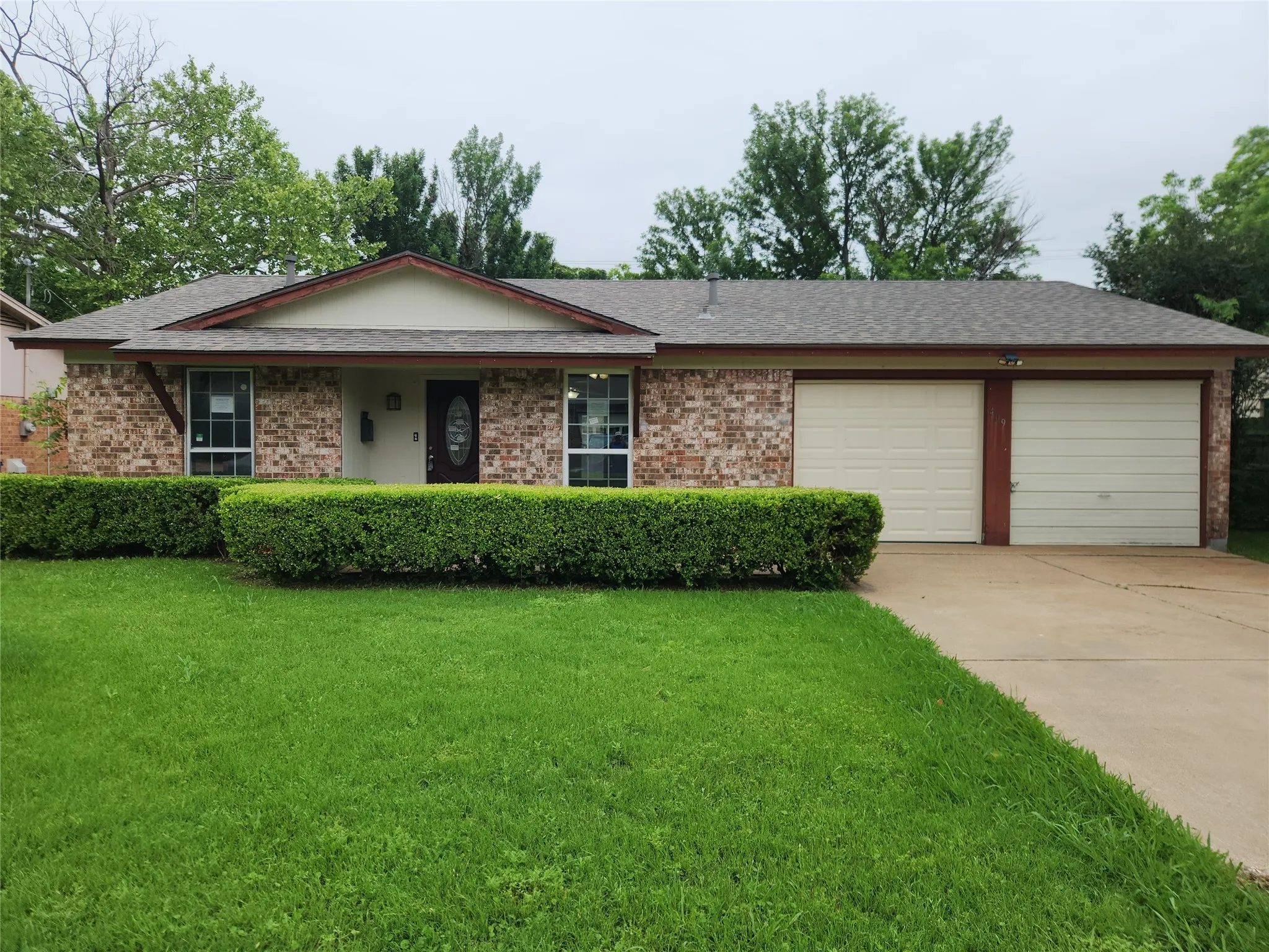 Single Family Residence For Sale in Johnson County , 409 Nathan Street, Burleson, Texas 76028, 3 Bedroom, 2 Bathroom, 2 Garage spaces, 1,072 Sqft, built in 1971, Preowned, mls#21255029, Real Estate Agent in Burleson, Homes For Sale in Johnson county, Homes For Sale in Burleson, Realtor in Burleson Texas, Real Estate Brokerage Independent Realty Texas, Luminita Cordes Realtor