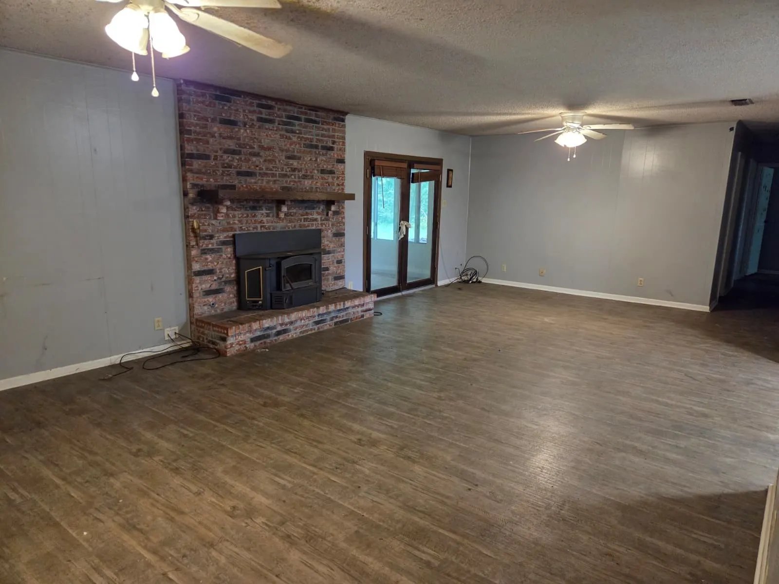Single Family Residence For Sale in Wood County , 7515 E US Highway 80, Hawkins, Texas 75765, 3 Bedroom, 2 Bathroom, 2 Garage spaces, 2,074 Sqft, built in 1985, mls#21254054, Real Estate Agent in Hawkins, Homes For Sale in Wood county, Homes For Sale in Hawkins, Realtor in Hawkins Texas, Real Estate Brokerage Independent Realty Texas, Luminita Cordes Realtor