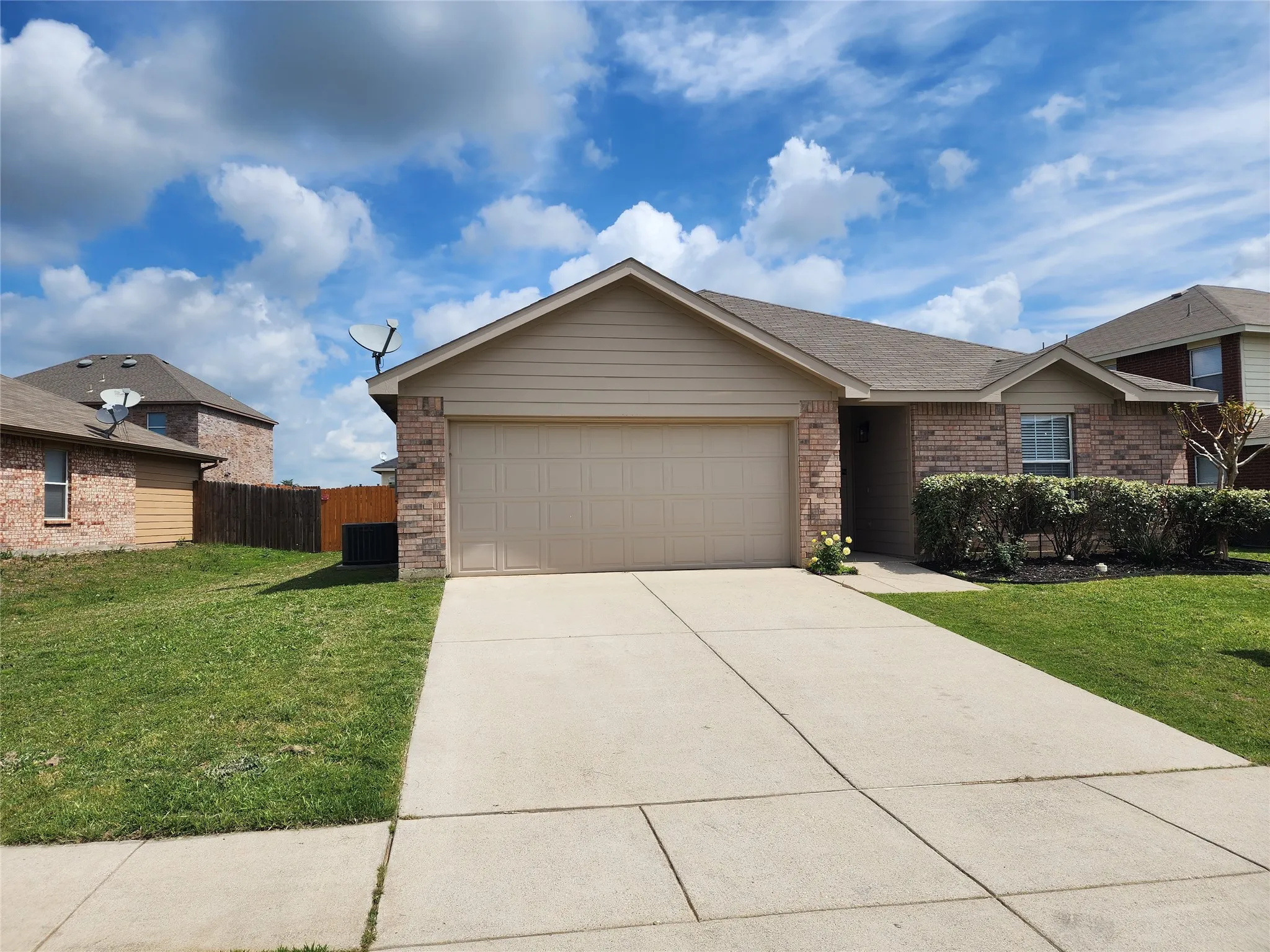 Single Family Residence For Rent in Wise County , 12808 Kingsgate Drive, Rhome, Texas 76078, 3 Bedroom, 2 Bathroom, 2 Garage spaces, 1,397 Sqft, built in 2008, Preowned, mls#21255039, Real Estate Agent in Rhome, Homes For Rent in Wise county, Homes For Rent in Rhome, Realtor in Rhome Texas, Real Estate Brokerage Independent Realty Texas, Luminita Cordes Realtor