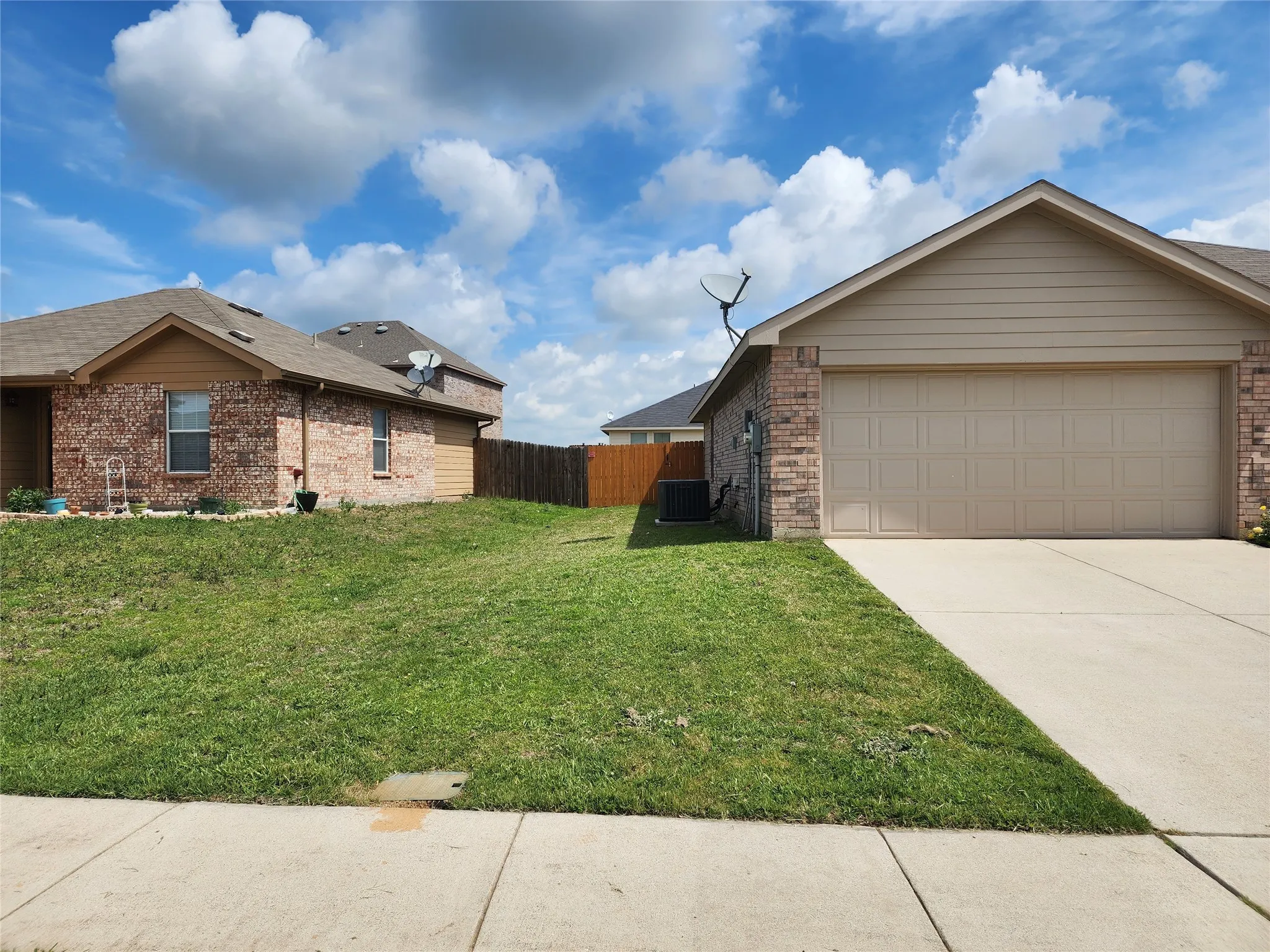 Single Family Residence For Rent in Wise County , 12808 Kingsgate Drive, Rhome, Texas 76078, 3 Bedroom, 2 Bathroom, 2 Garage spaces, 1,397 Sqft, built in 2008, Preowned, mls#21255039, Real Estate Agent in Rhome, Homes For Rent in Wise county, Homes For Rent in Rhome, Realtor in Rhome Texas, Real Estate Brokerage Independent Realty Texas, Luminita Cordes Realtor