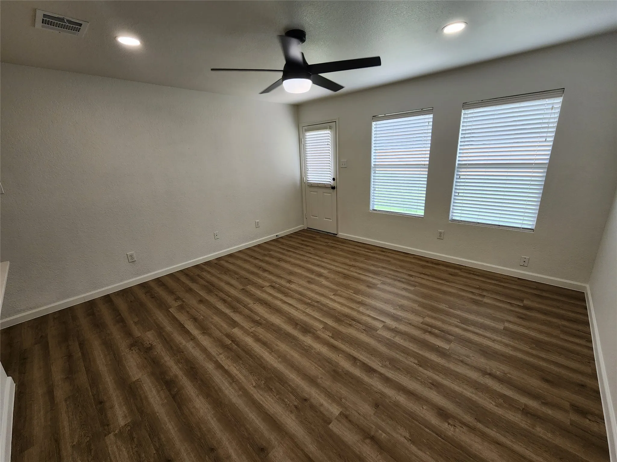 Single Family Residence For Rent in Wise County , 12808 Kingsgate Drive, Rhome, Texas 76078, 3 Bedroom, 2 Bathroom, 2 Garage spaces, 1,397 Sqft, built in 2008, Preowned, mls#21255039, Real Estate Agent in Rhome, Homes For Rent in Wise county, Homes For Rent in Rhome, Realtor in Rhome Texas, Real Estate Brokerage Independent Realty Texas, Luminita Cordes Realtor