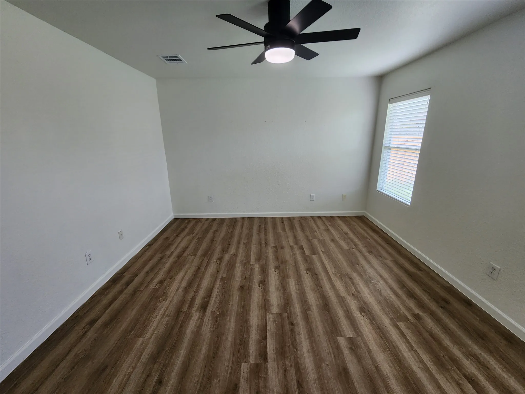 Single Family Residence For Rent in Wise County , 12808 Kingsgate Drive, Rhome, Texas 76078, 3 Bedroom, 2 Bathroom, 2 Garage spaces, 1,397 Sqft, built in 2008, Preowned, mls#21255039, Real Estate Agent in Rhome, Homes For Rent in Wise county, Homes For Rent in Rhome, Realtor in Rhome Texas, Real Estate Brokerage Independent Realty Texas, Luminita Cordes Realtor