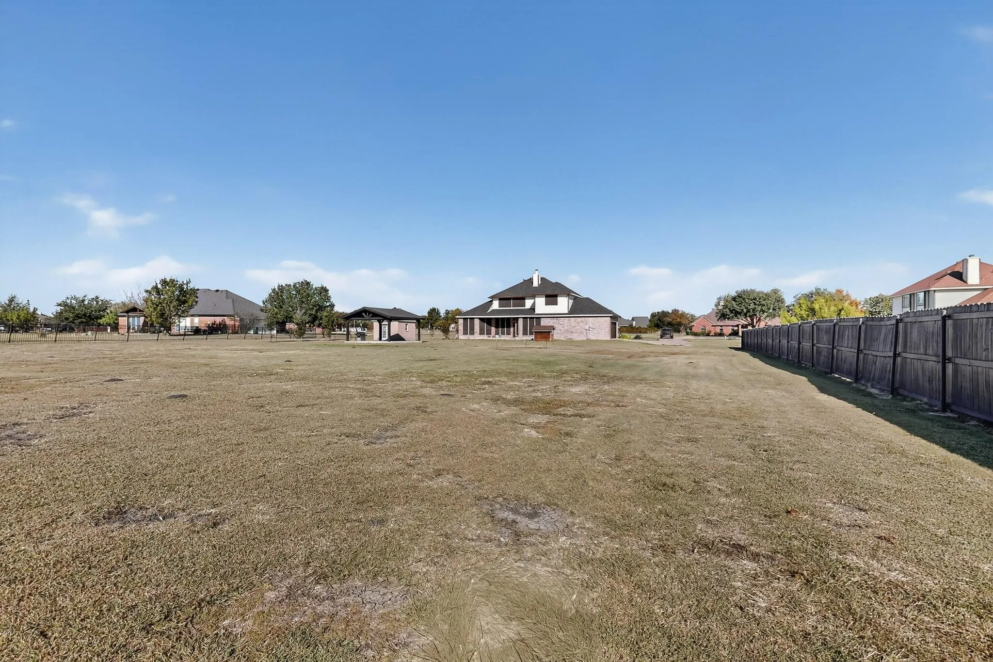 Single Family Residence For Sale in Kaufman County , 1271 Lone Star Boulevard, Talty, Texas 75160, 4 Bedroom, 3 Bathroom, 2 Garage spaces, 3,047 Sqft, built in 1998, Preowned, mls#21252857, Real Estate Agent in Talty, Homes For Sale in Kaufman county, Homes For Sale in Talty, Realtor in Talty Texas, Real Estate Brokerage Independent Realty Texas, Luminita Cordes Realtor