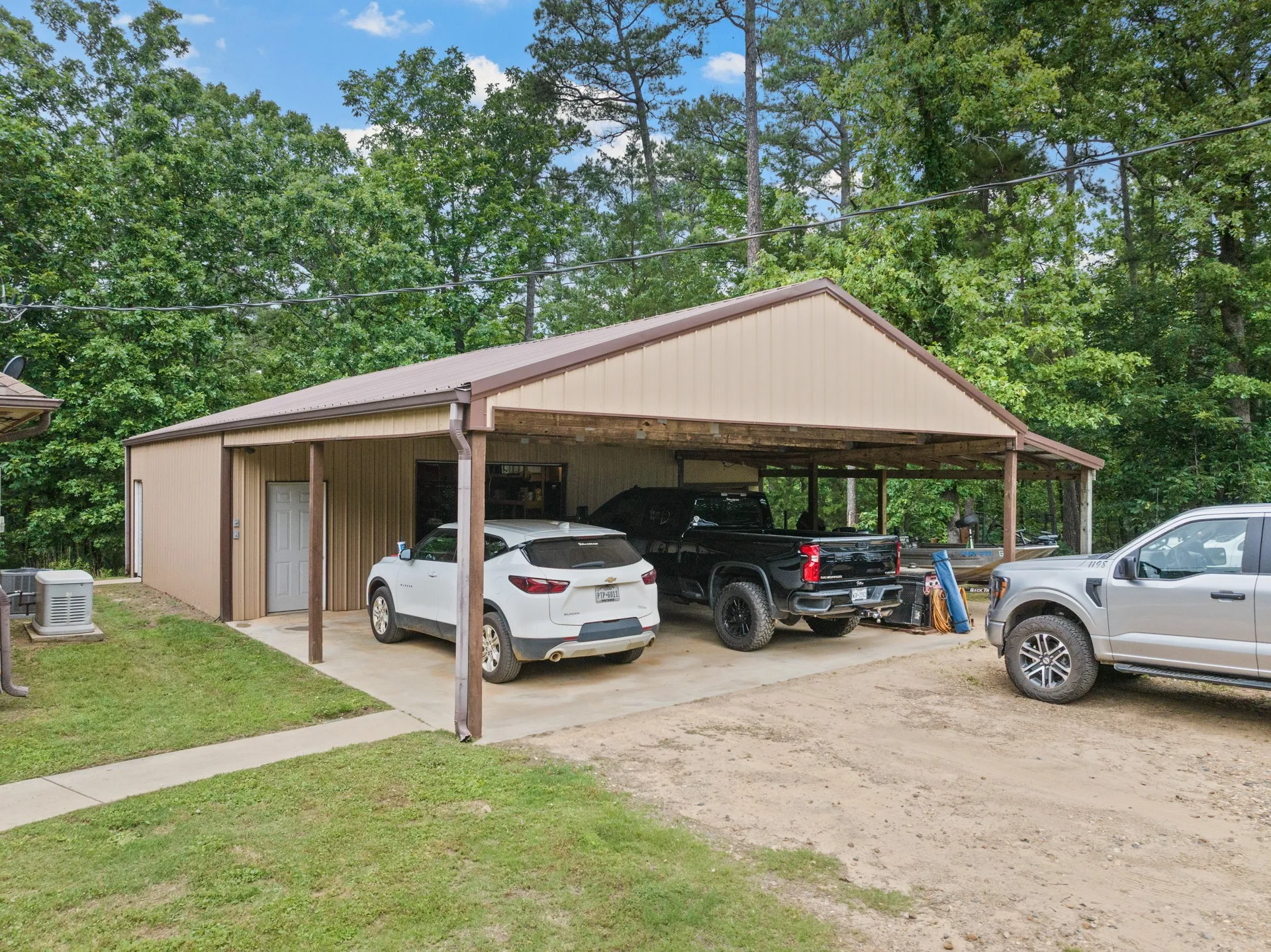 Farm For Sale in Cass County , 10 County Road 1513, Avinger, Texas 75630, 4 Bedroom, 4 Bathroom, Garage spaces, 3,174 Sqft, built in 2013, Preowned, mls#21255054, Real Estate Agent in Avinger, Homes For Sale in Cass county, Homes For Sale in Avinger, Realtor in Avinger Texas, Real Estate Brokerage Independent Realty Texas, Luminita Cordes Realtor