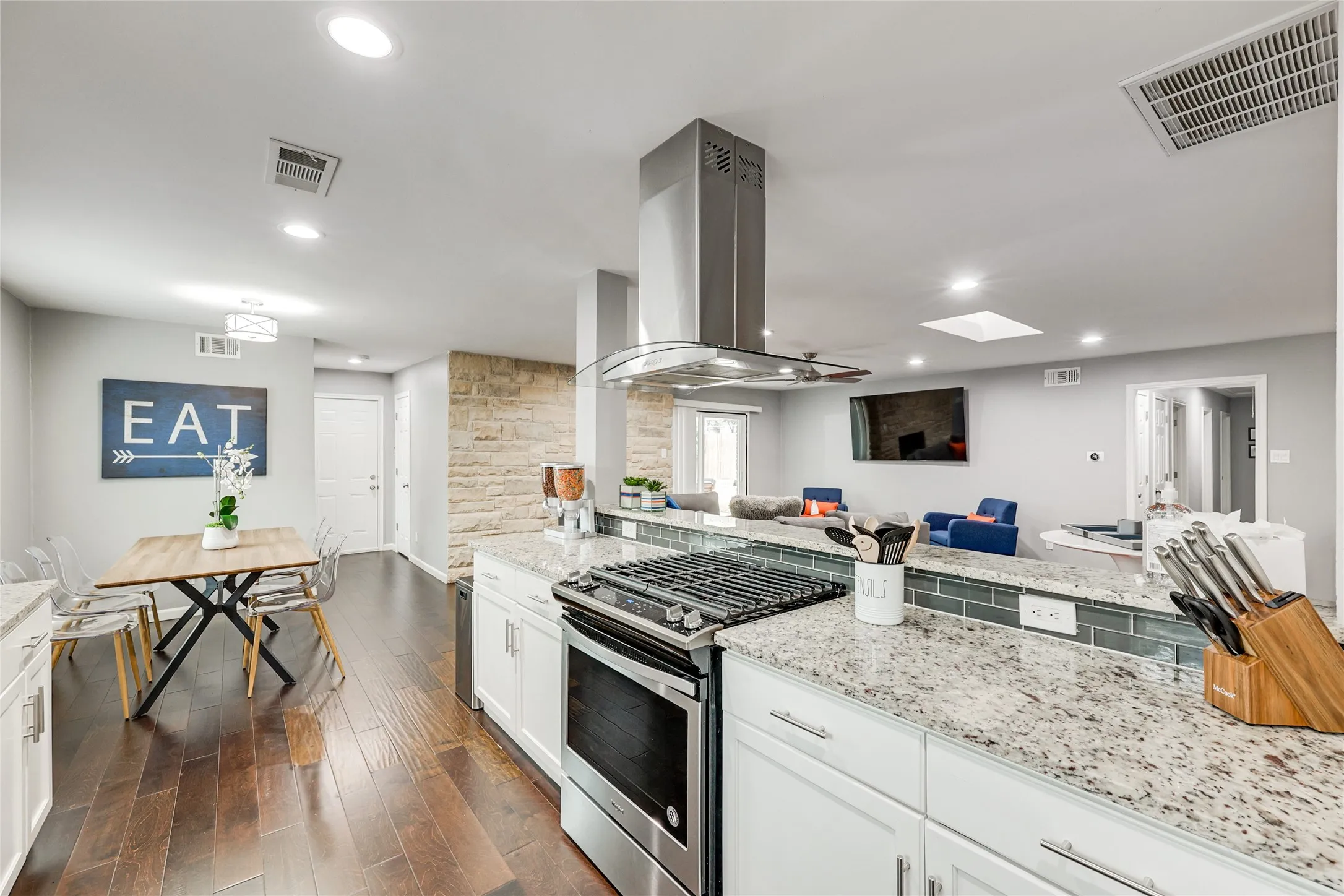 Single Family Residence For Rent in Dallas County , 10040 Spokane Circle, Dallas, Texas 75229, 5 Bedroom, 3 Bathroom, 2 Garage spaces, 2,242 Sqft, built in 1964, mls#21255040, Real Estate Agent in Dallas, Homes For Rent in Dallas county, Homes For Rent in Dallas, Realtor in Dallas Texas, Real Estate Brokerage Independent Realty Texas, Luminita Cordes Realtor