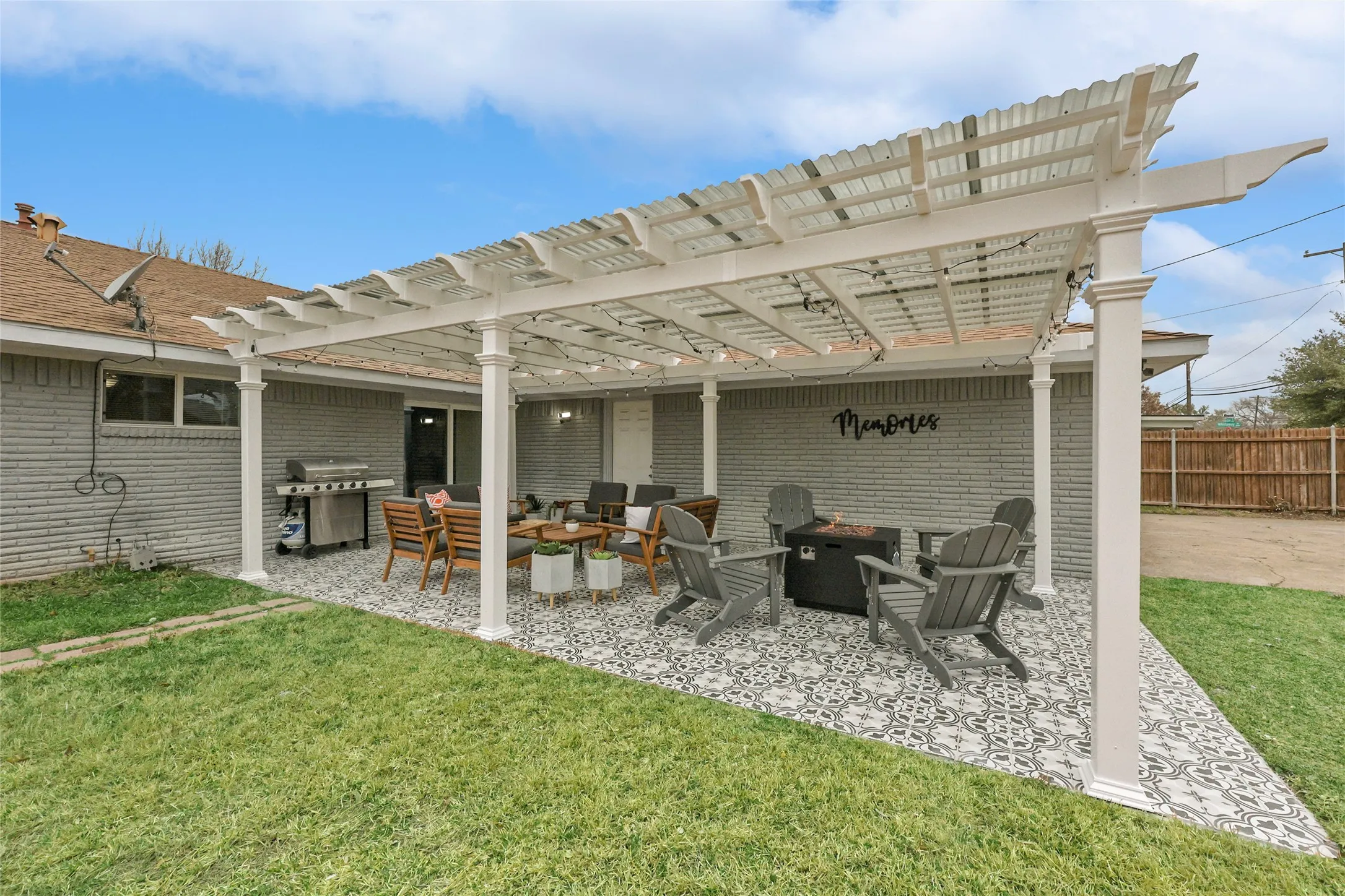 Single Family Residence For Rent in Dallas County , 10040 Spokane Circle, Dallas, Texas 75229, 5 Bedroom, 3 Bathroom, 2 Garage spaces, 2,242 Sqft, built in 1964, mls#21255040, Real Estate Agent in Dallas, Homes For Rent in Dallas county, Homes For Rent in Dallas, Realtor in Dallas Texas, Real Estate Brokerage Independent Realty Texas, Luminita Cordes Realtor