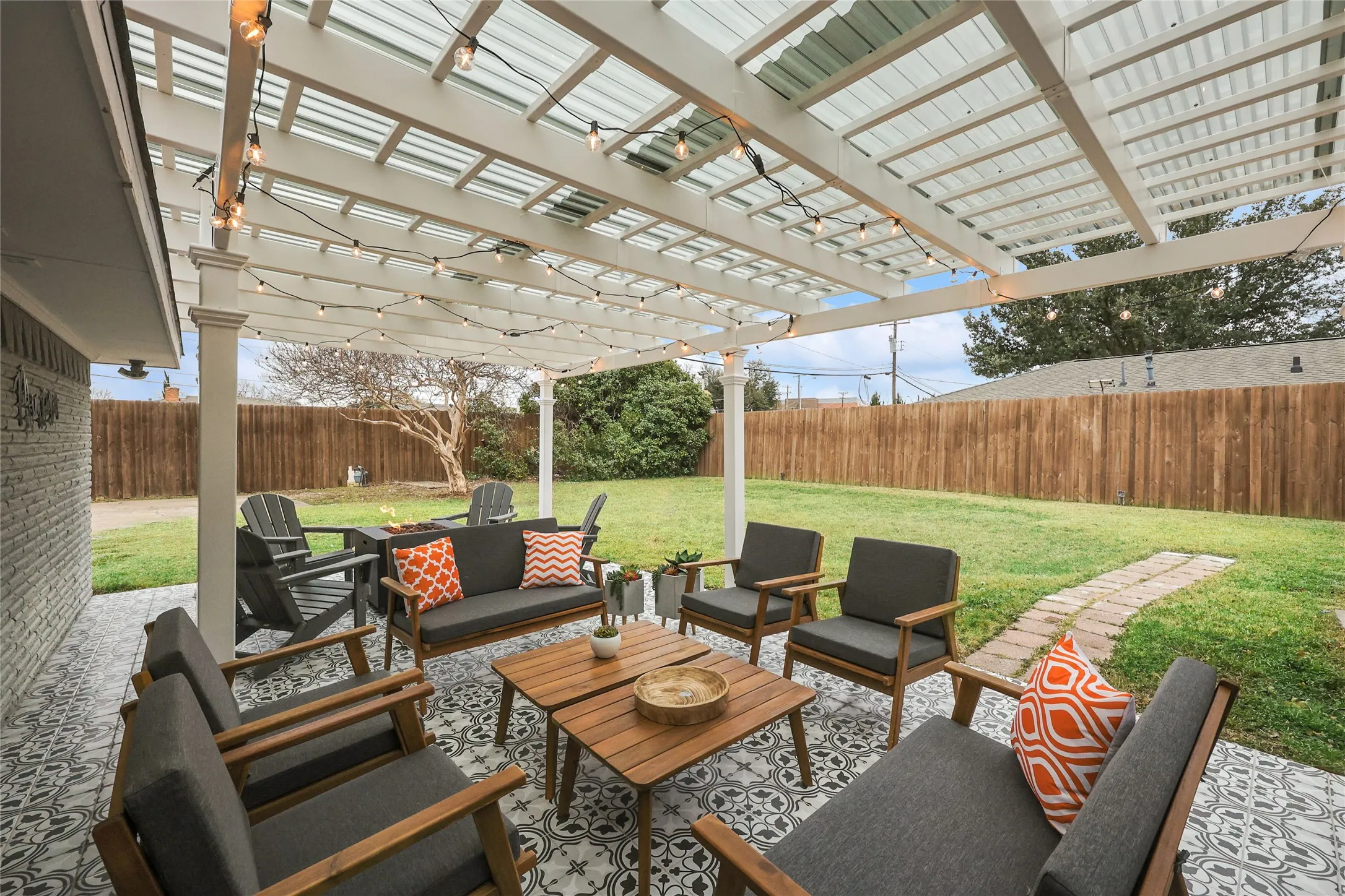 Single Family Residence For Rent in Dallas County , 10040 Spokane Circle, Dallas, Texas 75229, 5 Bedroom, 3 Bathroom, 2 Garage spaces, 2,242 Sqft, built in 1964, mls#21255040, Real Estate Agent in Dallas, Homes For Rent in Dallas county, Homes For Rent in Dallas, Realtor in Dallas Texas, Real Estate Brokerage Independent Realty Texas, Luminita Cordes Realtor