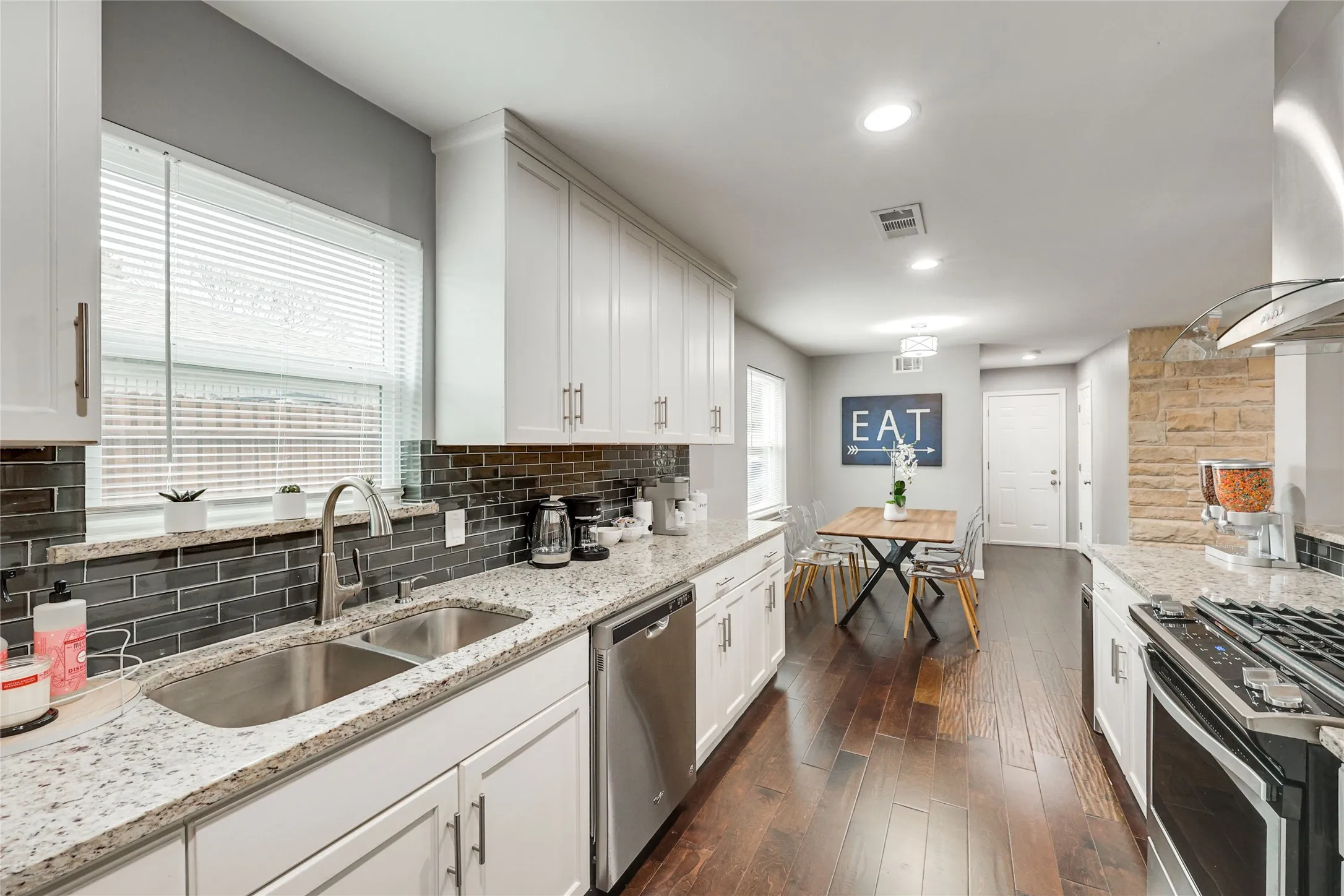 Single Family Residence For Rent in Dallas County , 10040 Spokane Circle, Dallas, Texas 75229, 5 Bedroom, 3 Bathroom, 2 Garage spaces, 2,242 Sqft, built in 1964, mls#21255040, Real Estate Agent in Dallas, Homes For Rent in Dallas county, Homes For Rent in Dallas, Realtor in Dallas Texas, Real Estate Brokerage Independent Realty Texas, Luminita Cordes Realtor