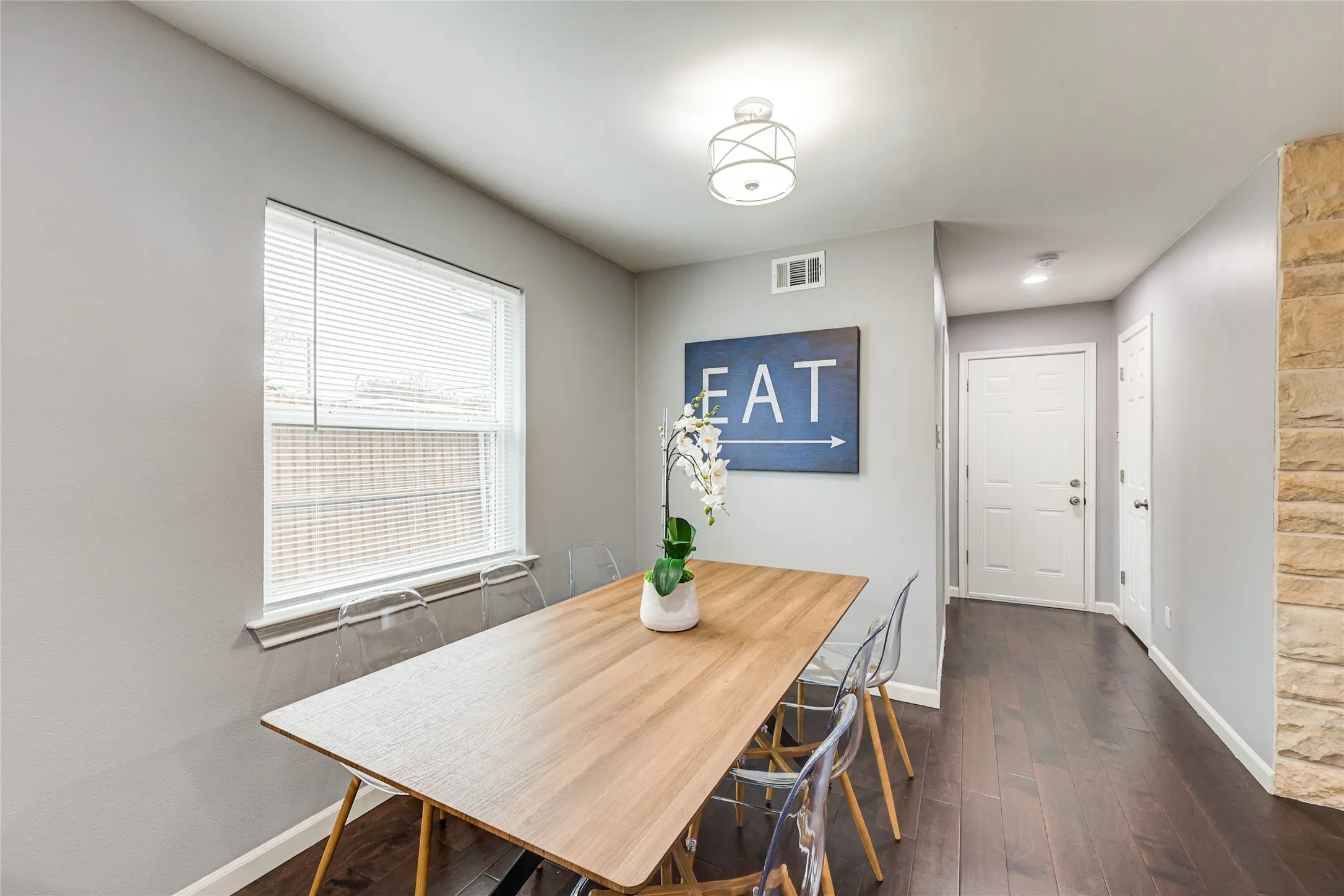 Single Family Residence For Rent in Dallas County , 10040 Spokane Circle, Dallas, Texas 75229, 5 Bedroom, 3 Bathroom, 2 Garage spaces, 2,242 Sqft, built in 1964, mls#21255040, Real Estate Agent in Dallas, Homes For Rent in Dallas county, Homes For Rent in Dallas, Realtor in Dallas Texas, Real Estate Brokerage Independent Realty Texas, Luminita Cordes Realtor