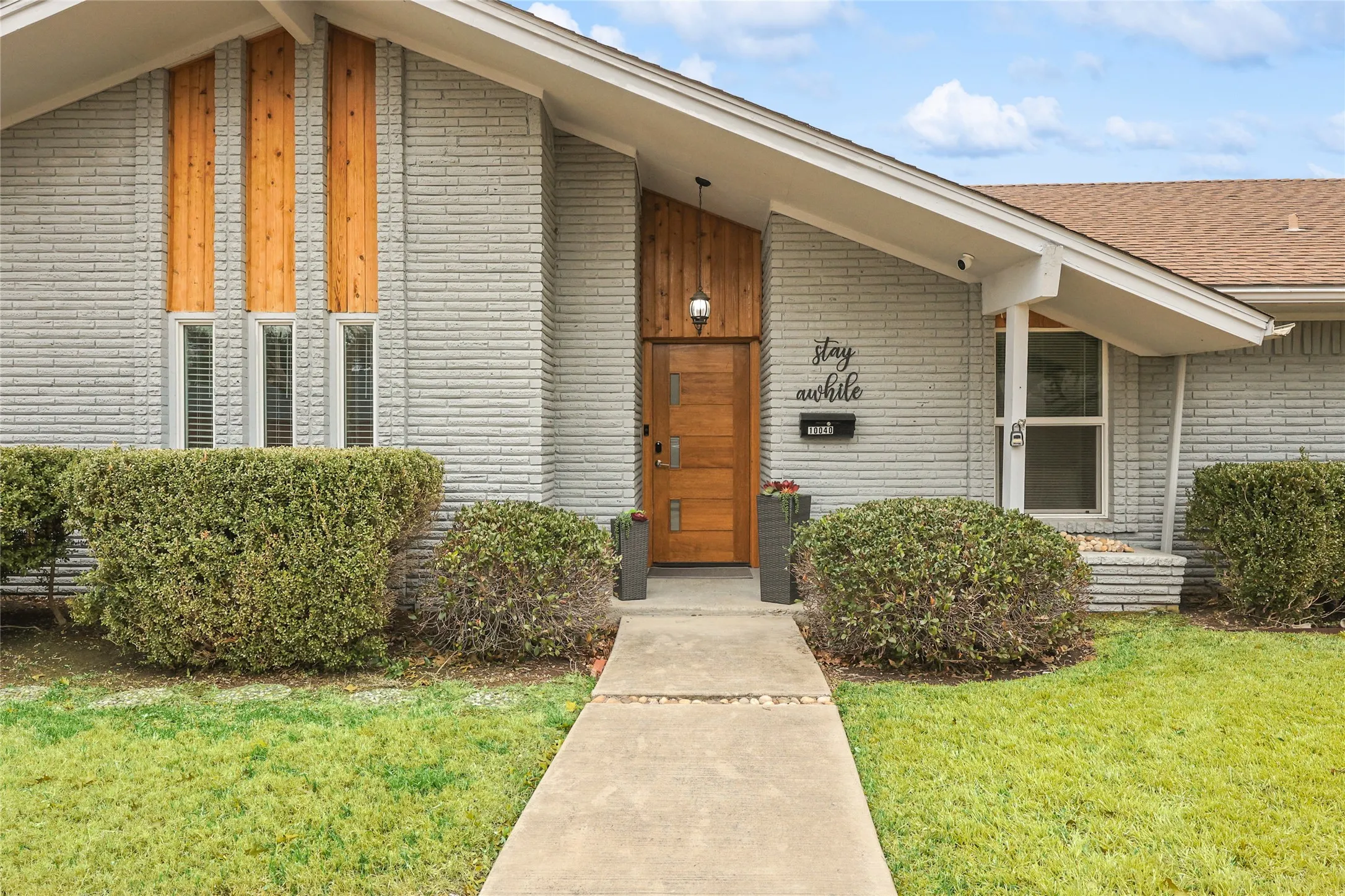 Single Family Residence For Rent in Dallas County , 10040 Spokane Circle, Dallas, Texas 75229, 5 Bedroom, 3 Bathroom, 2 Garage spaces, 2,242 Sqft, built in 1964, mls#21255040, Real Estate Agent in Dallas, Homes For Rent in Dallas county, Homes For Rent in Dallas, Realtor in Dallas Texas, Real Estate Brokerage Independent Realty Texas, Luminita Cordes Realtor