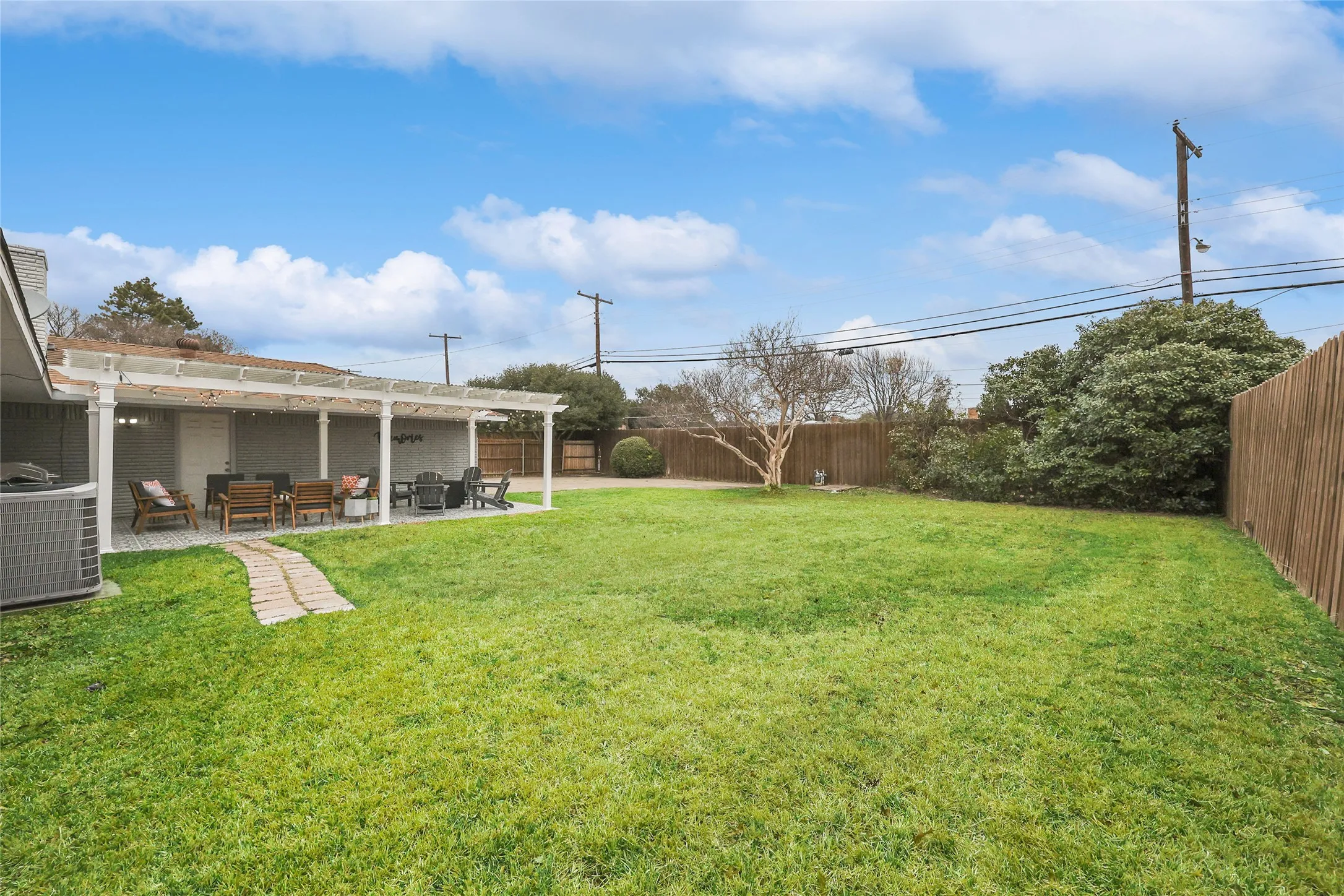 Single Family Residence For Rent in Dallas County , 10040 Spokane Circle, Dallas, Texas 75229, 5 Bedroom, 3 Bathroom, 2 Garage spaces, 2,242 Sqft, built in 1964, mls#21255040, Real Estate Agent in Dallas, Homes For Rent in Dallas county, Homes For Rent in Dallas, Realtor in Dallas Texas, Real Estate Brokerage Independent Realty Texas, Luminita Cordes Realtor