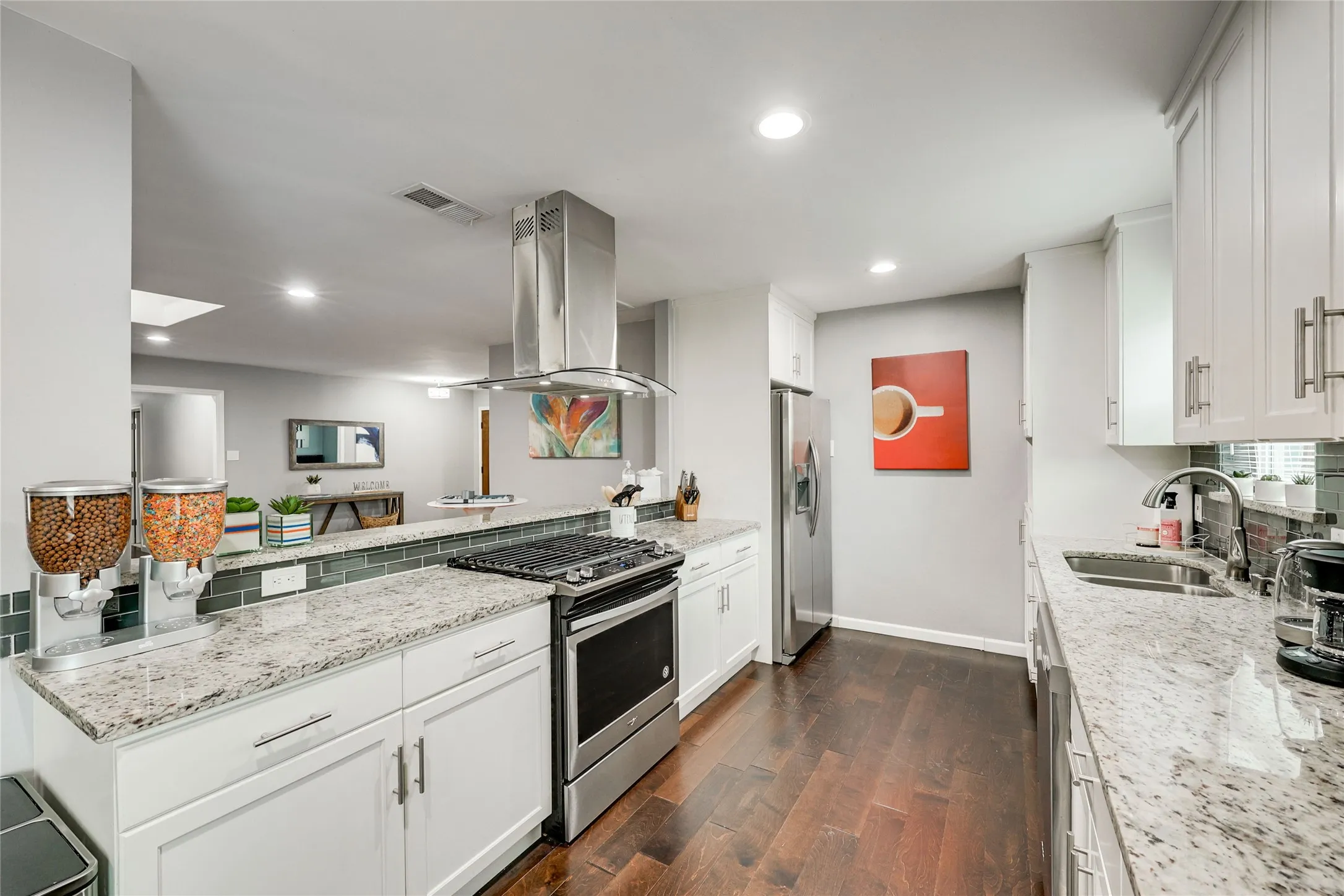 Single Family Residence For Rent in Dallas County , 10040 Spokane Circle, Dallas, Texas 75229, 5 Bedroom, 3 Bathroom, 2 Garage spaces, 2,242 Sqft, built in 1964, mls#21255040, Real Estate Agent in Dallas, Homes For Rent in Dallas county, Homes For Rent in Dallas, Realtor in Dallas Texas, Real Estate Brokerage Independent Realty Texas, Luminita Cordes Realtor