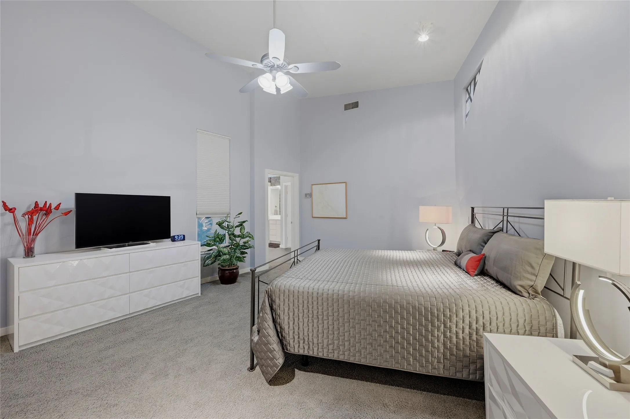 Single Family Residence For Sale in Cooke County , 316 Comanche Drive, Lake Kiowa, Texas 76240, 3 Bedroom, 3 Bathroom, 6 Garage spaces, 3,446 Sqft, built in 2002, mls#21250187, Real Estate Agent in Lake Kiowa, Homes For Sale in Cooke county, Homes For Sale in Lake Kiowa, Realtor in Lake Kiowa Texas, Real Estate Brokerage Independent Realty Texas, Luminita Cordes Realtor
