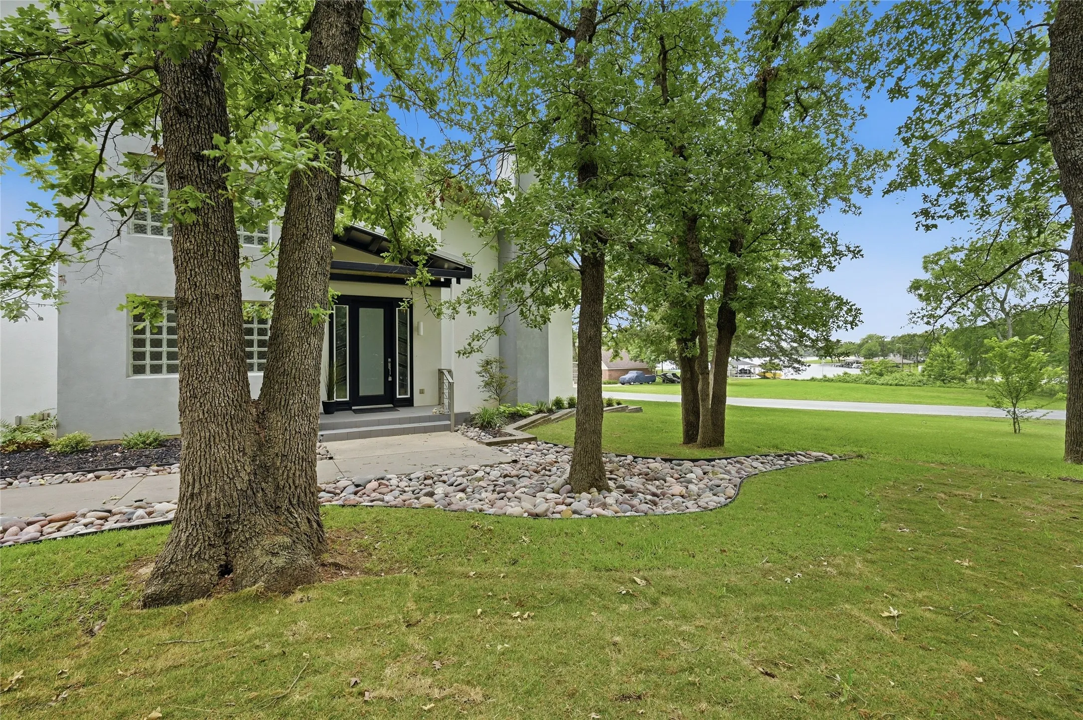 Single Family Residence For Sale in Cooke County , 316 Comanche Drive, Lake Kiowa, Texas 76240, 3 Bedroom, 3 Bathroom, 6 Garage spaces, 3,446 Sqft, built in 2002, mls#21250187, Real Estate Agent in Lake Kiowa, Homes For Sale in Cooke county, Homes For Sale in Lake Kiowa, Realtor in Lake Kiowa Texas, Real Estate Brokerage Independent Realty Texas, Luminita Cordes Realtor