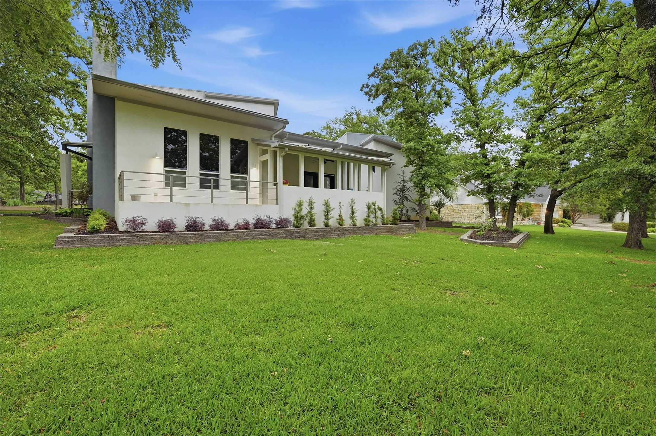 Single Family Residence For Sale in Cooke County , 316 Comanche Drive, Lake Kiowa, Texas 76240, 3 Bedroom, 3 Bathroom, 6 Garage spaces, 3,446 Sqft, built in 2002, mls#21250187, Real Estate Agent in Lake Kiowa, Homes For Sale in Cooke county, Homes For Sale in Lake Kiowa, Realtor in Lake Kiowa Texas, Real Estate Brokerage Independent Realty Texas, Luminita Cordes Realtor