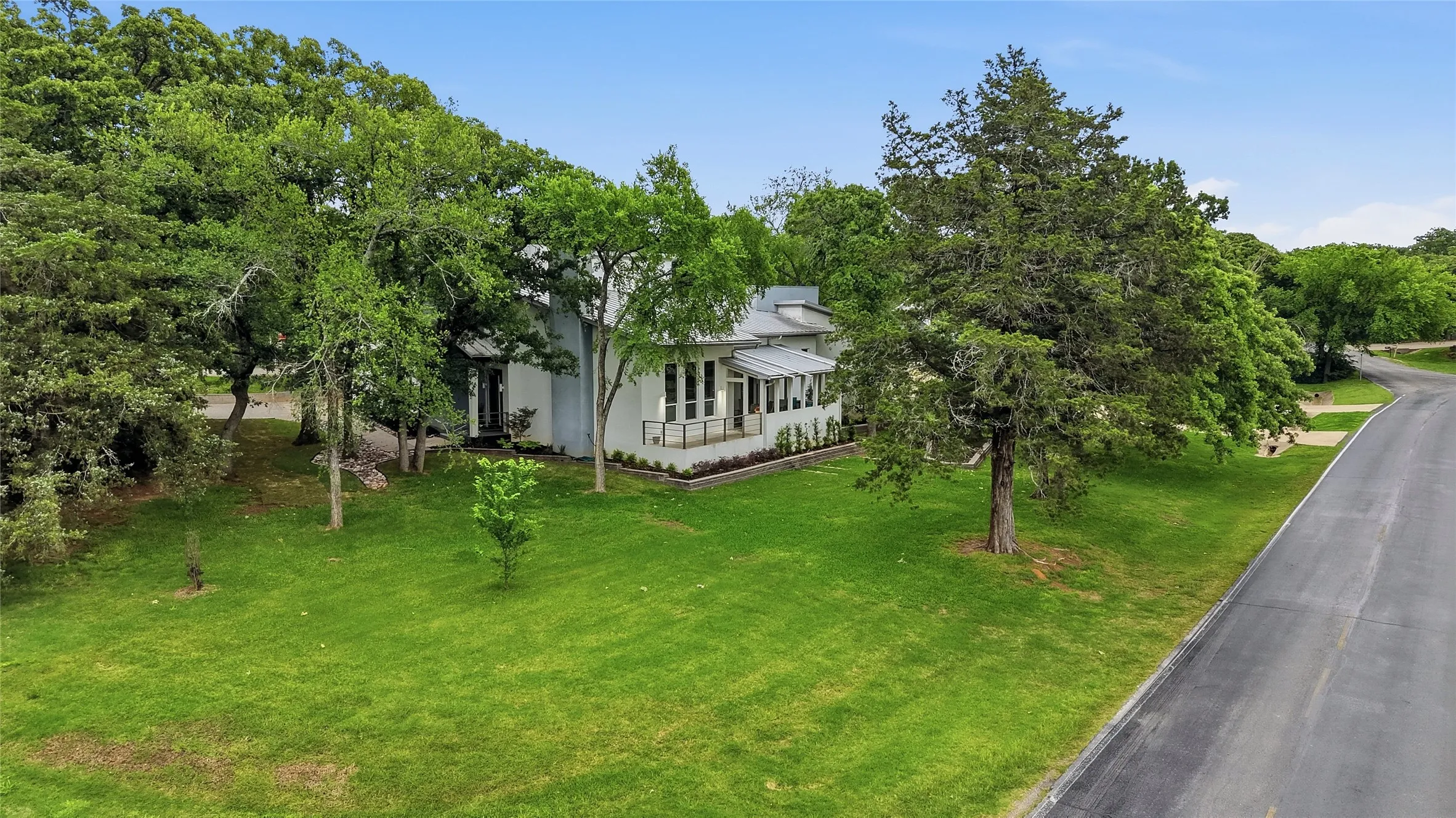 Single Family Residence For Sale in Cooke County , 316 Comanche Drive, Lake Kiowa, Texas 76240, 3 Bedroom, 3 Bathroom, 6 Garage spaces, 3,446 Sqft, built in 2002, mls#21250187, Real Estate Agent in Lake Kiowa, Homes For Sale in Cooke county, Homes For Sale in Lake Kiowa, Realtor in Lake Kiowa Texas, Real Estate Brokerage Independent Realty Texas, Luminita Cordes Realtor