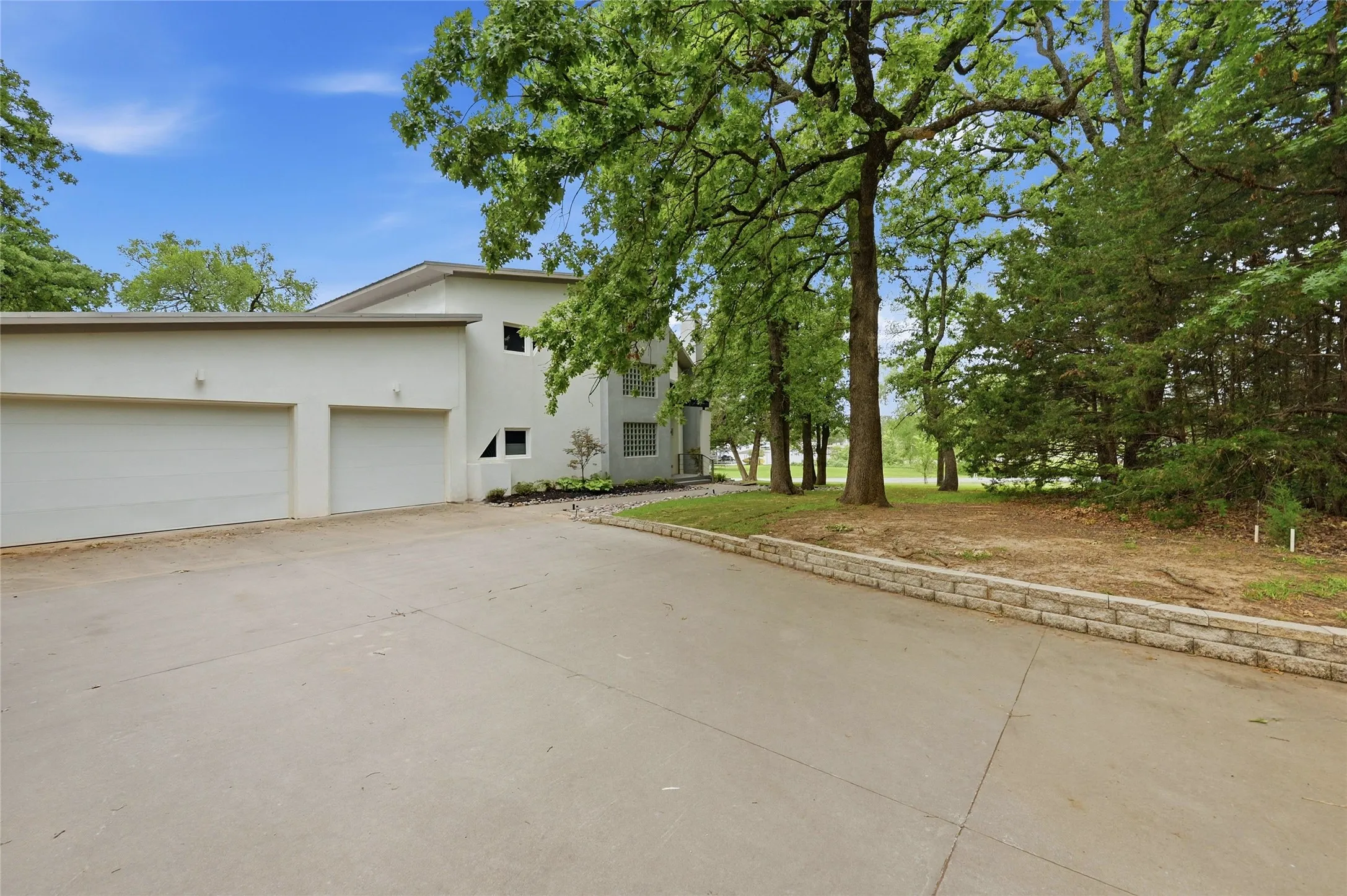 Single Family Residence For Sale in Cooke County , 316 Comanche Drive, Lake Kiowa, Texas 76240, 3 Bedroom, 3 Bathroom, 6 Garage spaces, 3,446 Sqft, built in 2002, mls#21250187, Real Estate Agent in Lake Kiowa, Homes For Sale in Cooke county, Homes For Sale in Lake Kiowa, Realtor in Lake Kiowa Texas, Real Estate Brokerage Independent Realty Texas, Luminita Cordes Realtor