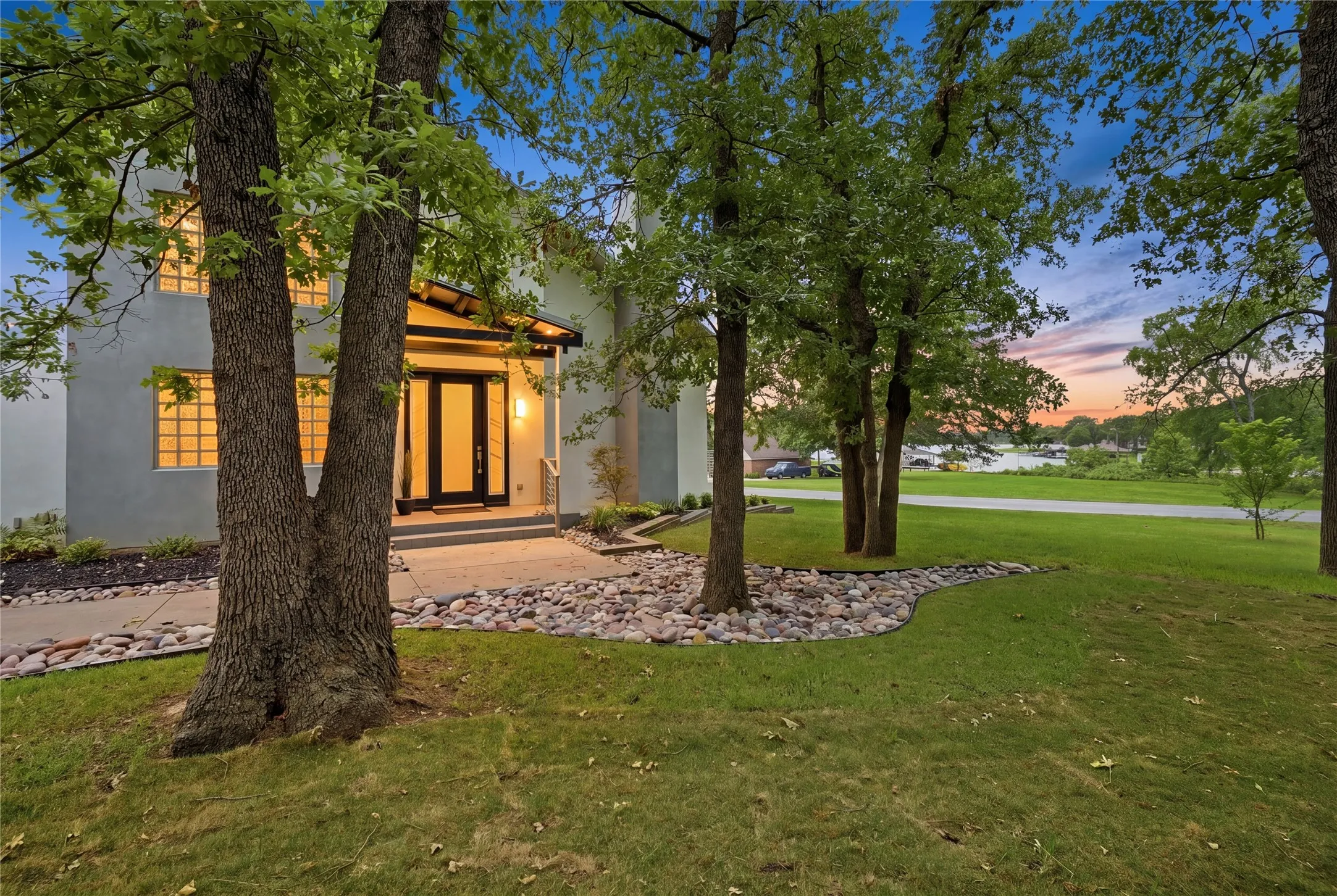 Single Family Residence For Sale in Cooke County , 316 Comanche Drive, Lake Kiowa, Texas 76240, 3 Bedroom, 3 Bathroom, 6 Garage spaces, 3,446 Sqft, built in 2002, mls#21250187, Real Estate Agent in Lake Kiowa, Homes For Sale in Cooke county, Homes For Sale in Lake Kiowa, Realtor in Lake Kiowa Texas, Real Estate Brokerage Independent Realty Texas, Luminita Cordes Realtor