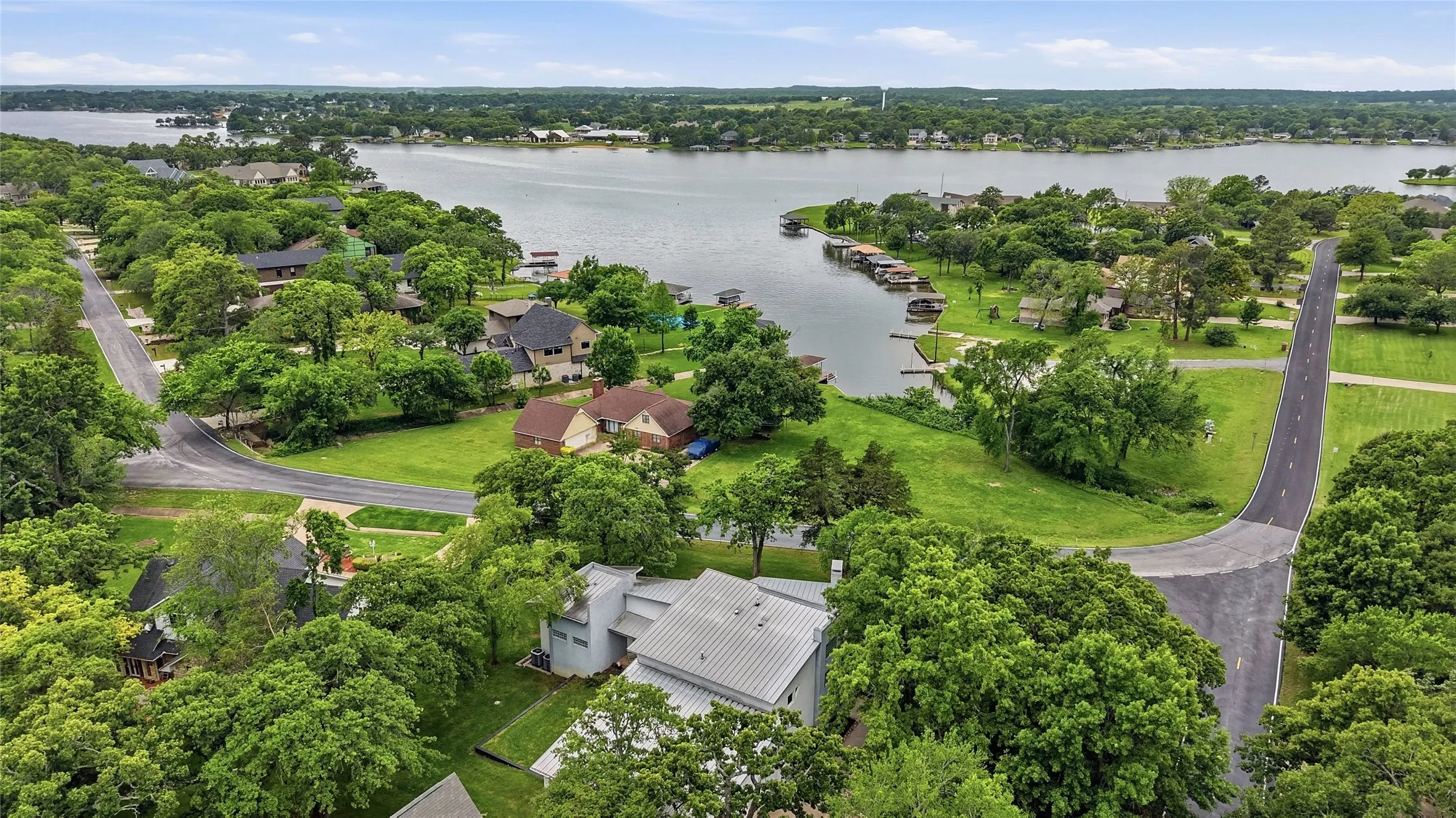 Single Family Residence For Sale in Cooke County , 316 Comanche Drive, Lake Kiowa, Texas 76240, 3 Bedroom, 3 Bathroom, 6 Garage spaces, 3,446 Sqft, built in 2002, mls#21250187, Real Estate Agent in Lake Kiowa, Homes For Sale in Cooke county, Homes For Sale in Lake Kiowa, Realtor in Lake Kiowa Texas, Real Estate Brokerage Independent Realty Texas, Luminita Cordes Realtor
