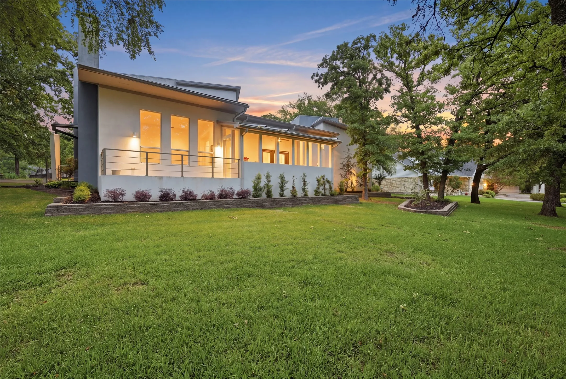 Single Family Residence For Sale in Cooke County , 316 Comanche Drive, Lake Kiowa, Texas 76240, 3 Bedroom, 3 Bathroom, 6 Garage spaces, 3,446 Sqft, built in 2002, mls#21250187, Real Estate Agent in Lake Kiowa, Homes For Sale in Cooke county, Homes For Sale in Lake Kiowa, Realtor in Lake Kiowa Texas, Real Estate Brokerage Independent Realty Texas, Luminita Cordes Realtor
