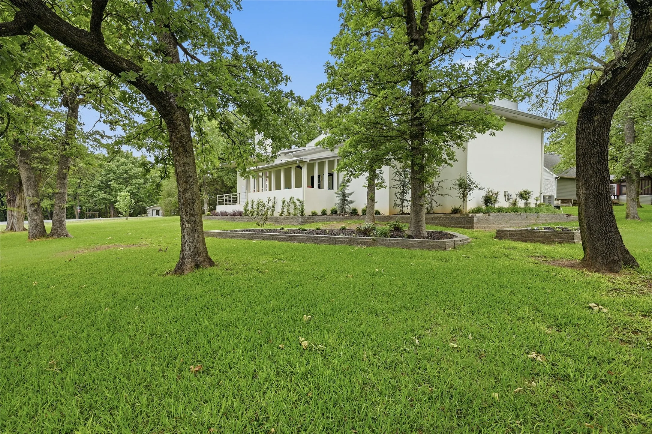 Single Family Residence For Sale in Cooke County , 316 Comanche Drive, Lake Kiowa, Texas 76240, 3 Bedroom, 3 Bathroom, 6 Garage spaces, 3,446 Sqft, built in 2002, mls#21250187, Real Estate Agent in Lake Kiowa, Homes For Sale in Cooke county, Homes For Sale in Lake Kiowa, Realtor in Lake Kiowa Texas, Real Estate Brokerage Independent Realty Texas, Luminita Cordes Realtor