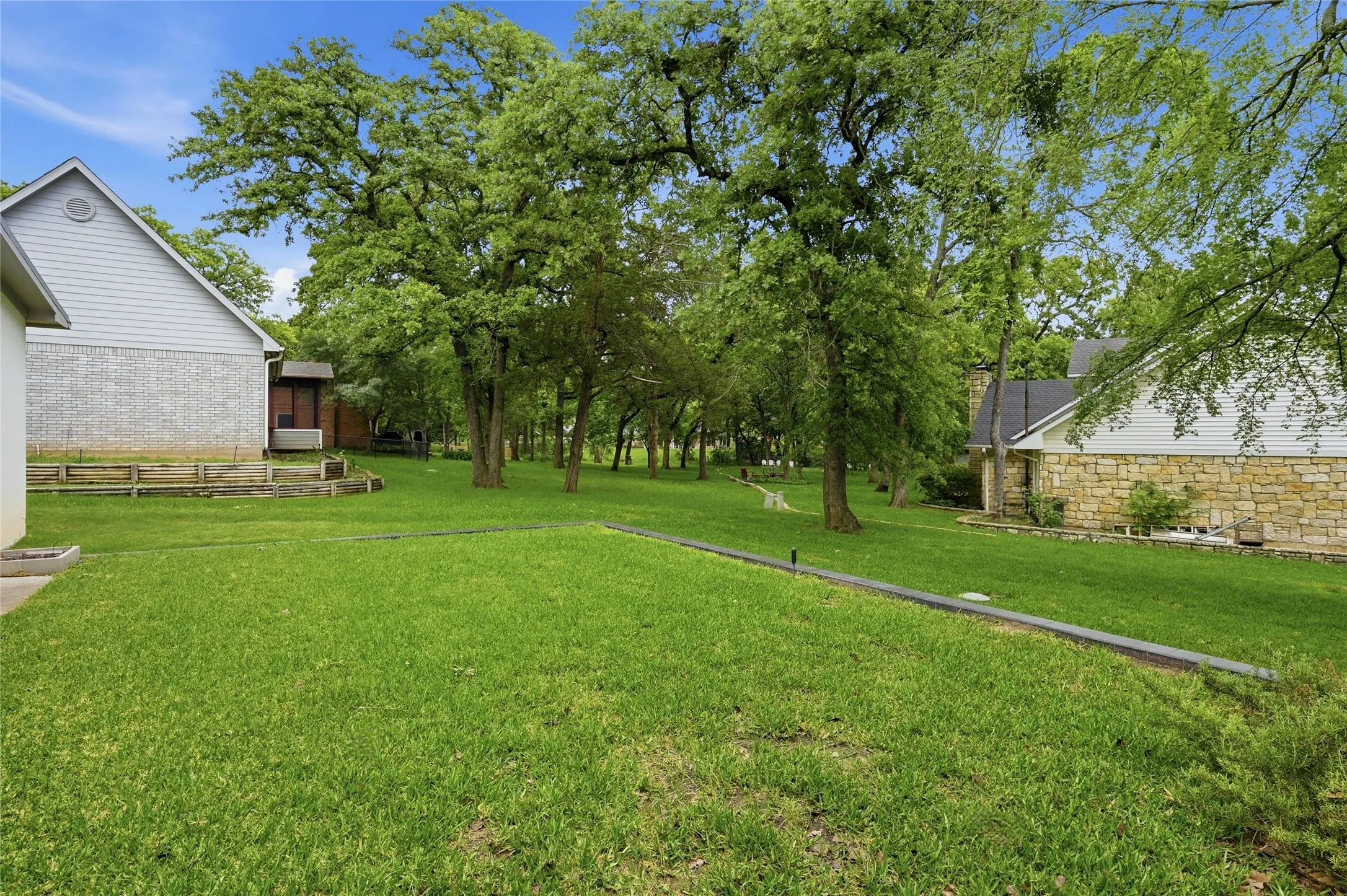 Single Family Residence For Sale in Cooke County , 316 Comanche Drive, Lake Kiowa, Texas 76240, 3 Bedroom, 3 Bathroom, 6 Garage spaces, 3,446 Sqft, built in 2002, mls#21250187, Real Estate Agent in Lake Kiowa, Homes For Sale in Cooke county, Homes For Sale in Lake Kiowa, Realtor in Lake Kiowa Texas, Real Estate Brokerage Independent Realty Texas, Luminita Cordes Realtor