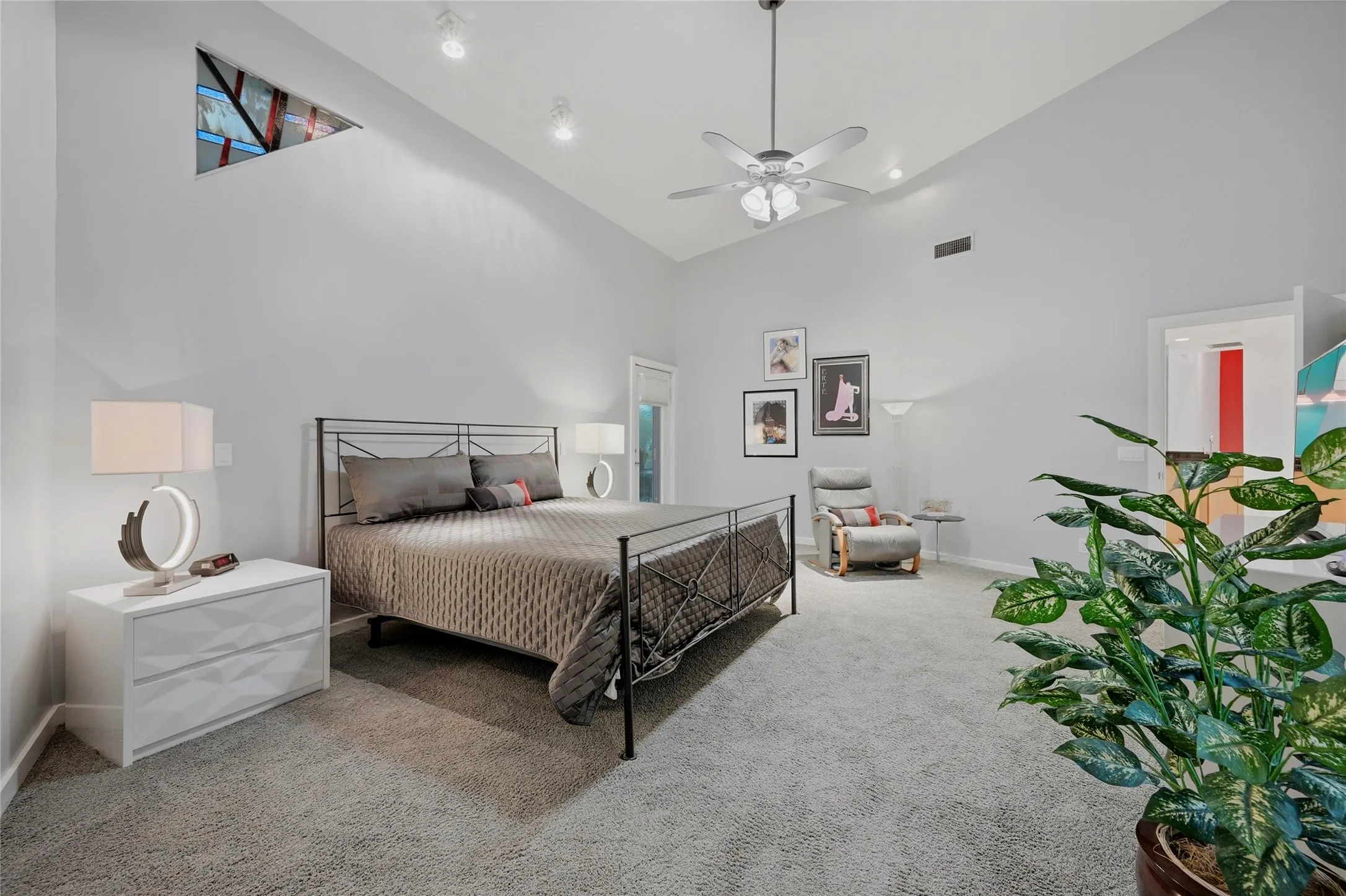 Single Family Residence For Sale in Cooke County , 316 Comanche Drive, Lake Kiowa, Texas 76240, 3 Bedroom, 3 Bathroom, 6 Garage spaces, 3,446 Sqft, built in 2002, mls#21250187, Real Estate Agent in Lake Kiowa, Homes For Sale in Cooke county, Homes For Sale in Lake Kiowa, Realtor in Lake Kiowa Texas, Real Estate Brokerage Independent Realty Texas, Luminita Cordes Realtor