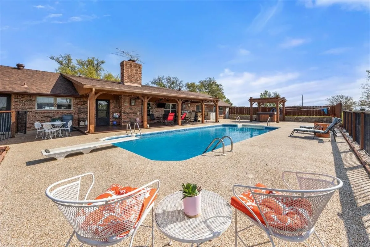 Single Family Residence For Sale in Parker County , 911 Mcvoid Road, Springtown, Texas 76082, 3 Bedroom, 2 Bathroom, Garage spaces, 2,533 Sqft, built in 1977, mls#21255037, Real Estate Agent in Springtown, Homes For Sale in Parker county, Homes For Sale in Springtown, Realtor in Springtown Texas, Real Estate Brokerage Independent Realty Texas, Luminita Cordes Realtor