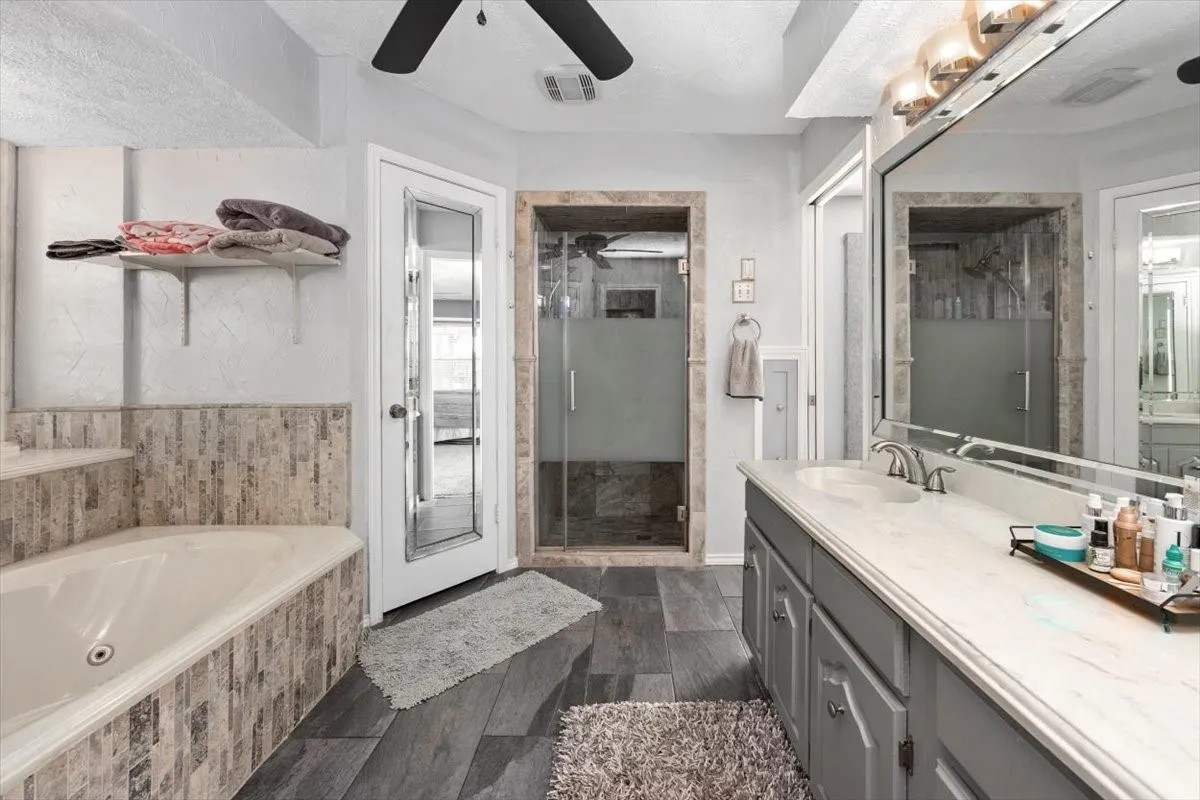 Single Family Residence For Sale in Parker County , 911 Mcvoid Road, Springtown, Texas 76082, 3 Bedroom, 2 Bathroom, Garage spaces, 2,533 Sqft, built in 1977, mls#21255037, Real Estate Agent in Springtown, Homes For Sale in Parker county, Homes For Sale in Springtown, Realtor in Springtown Texas, Real Estate Brokerage Independent Realty Texas, Luminita Cordes Realtor