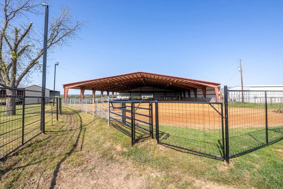 Single Family Residence For Sale in Parker County , 911 Mcvoid Road, Springtown, Texas 76082, 3 Bedroom, 2 Bathroom, Garage spaces, 2,533 Sqft, built in 1977, mls#21255037, Real Estate Agent in Springtown, Homes For Sale in Parker county, Homes For Sale in Springtown, Realtor in Springtown Texas, Real Estate Brokerage Independent Realty Texas, Luminita Cordes Realtor