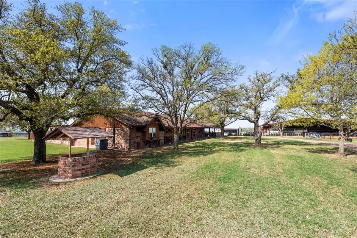 Single Family Residence For Sale in Parker County , 911 Mcvoid Road, Springtown, Texas 76082, 3 Bedroom, 2 Bathroom, Garage spaces, 2,533 Sqft, built in 1977, mls#21255037, Real Estate Agent in Springtown, Homes For Sale in Parker county, Homes For Sale in Springtown, Realtor in Springtown Texas, Real Estate Brokerage Independent Realty Texas, Luminita Cordes Realtor