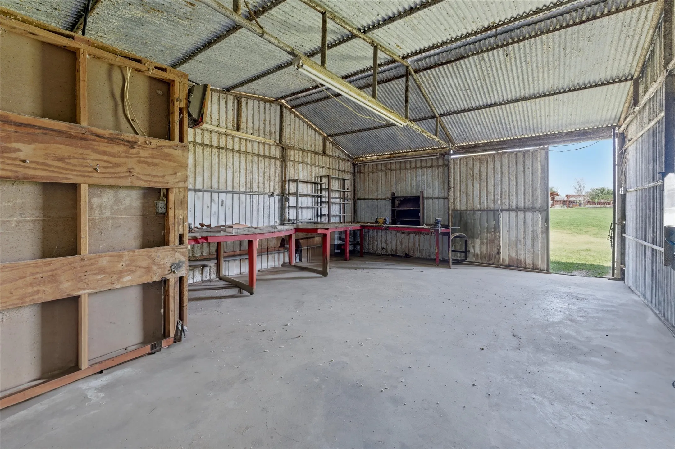 Single Family Residence For Sale in Parker County , 911 Mcvoid Road, Springtown, Texas 76082, 3 Bedroom, 2 Bathroom, Garage spaces, 2,533 Sqft, built in 1977, mls#21255037, Real Estate Agent in Springtown, Homes For Sale in Parker county, Homes For Sale in Springtown, Realtor in Springtown Texas, Real Estate Brokerage Independent Realty Texas, Luminita Cordes Realtor