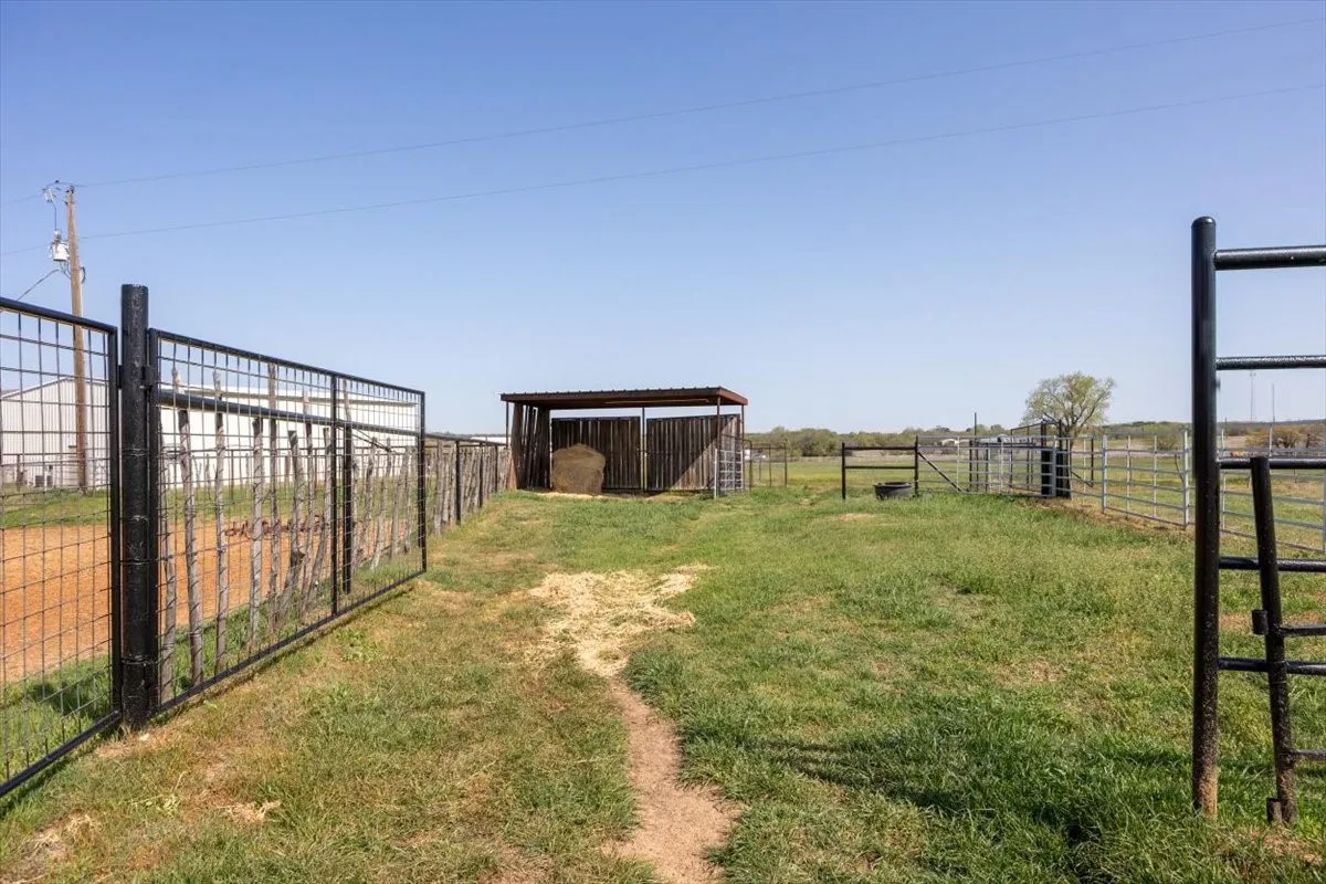 Single Family Residence For Sale in Parker County , 911 Mcvoid Road, Springtown, Texas 76082, 3 Bedroom, 2 Bathroom, Garage spaces, 2,533 Sqft, built in 1977, mls#21255037, Real Estate Agent in Springtown, Homes For Sale in Parker county, Homes For Sale in Springtown, Realtor in Springtown Texas, Real Estate Brokerage Independent Realty Texas, Luminita Cordes Realtor