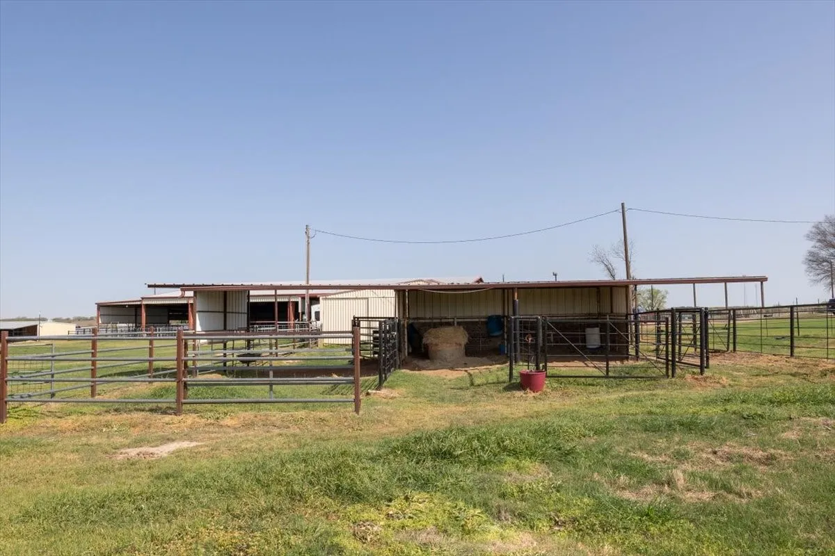 Single Family Residence For Sale in Parker County , 911 Mcvoid Road, Springtown, Texas 76082, 3 Bedroom, 2 Bathroom, Garage spaces, 2,533 Sqft, built in 1977, mls#21255037, Real Estate Agent in Springtown, Homes For Sale in Parker county, Homes For Sale in Springtown, Realtor in Springtown Texas, Real Estate Brokerage Independent Realty Texas, Luminita Cordes Realtor
