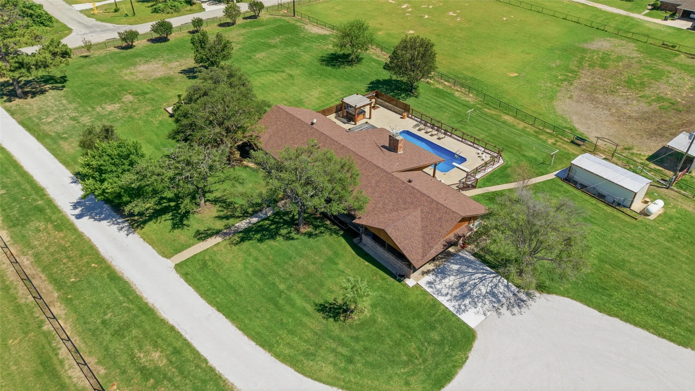 Single Family Residence For Sale in Parker County , 911 Mcvoid Road, Springtown, Texas 76082, 3 Bedroom, 2 Bathroom, Garage spaces, 2,533 Sqft, built in 1977, mls#21255037, Real Estate Agent in Springtown, Homes For Sale in Parker county, Homes For Sale in Springtown, Realtor in Springtown Texas, Real Estate Brokerage Independent Realty Texas, Luminita Cordes Realtor