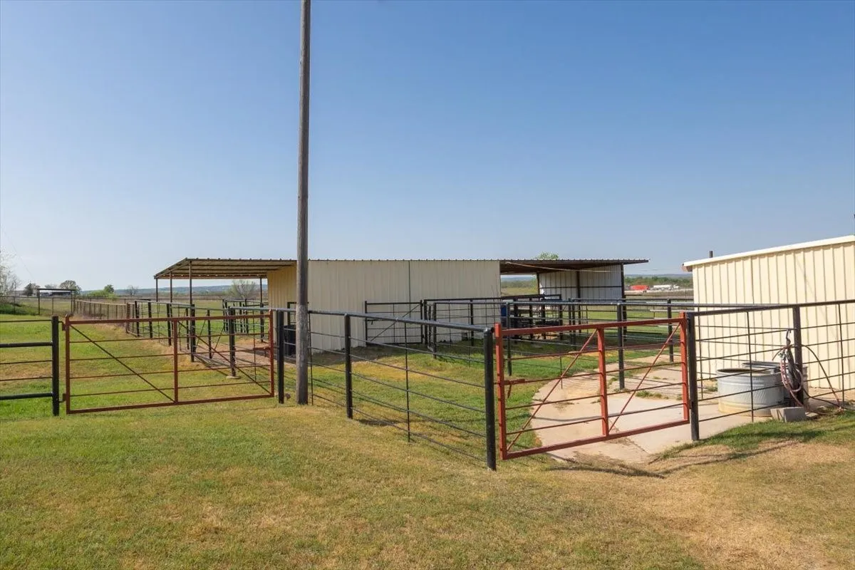 Single Family Residence For Sale in Parker County , 911 Mcvoid Road, Springtown, Texas 76082, 3 Bedroom, 2 Bathroom, Garage spaces, 2,533 Sqft, built in 1977, mls#21255037, Real Estate Agent in Springtown, Homes For Sale in Parker county, Homes For Sale in Springtown, Realtor in Springtown Texas, Real Estate Brokerage Independent Realty Texas, Luminita Cordes Realtor