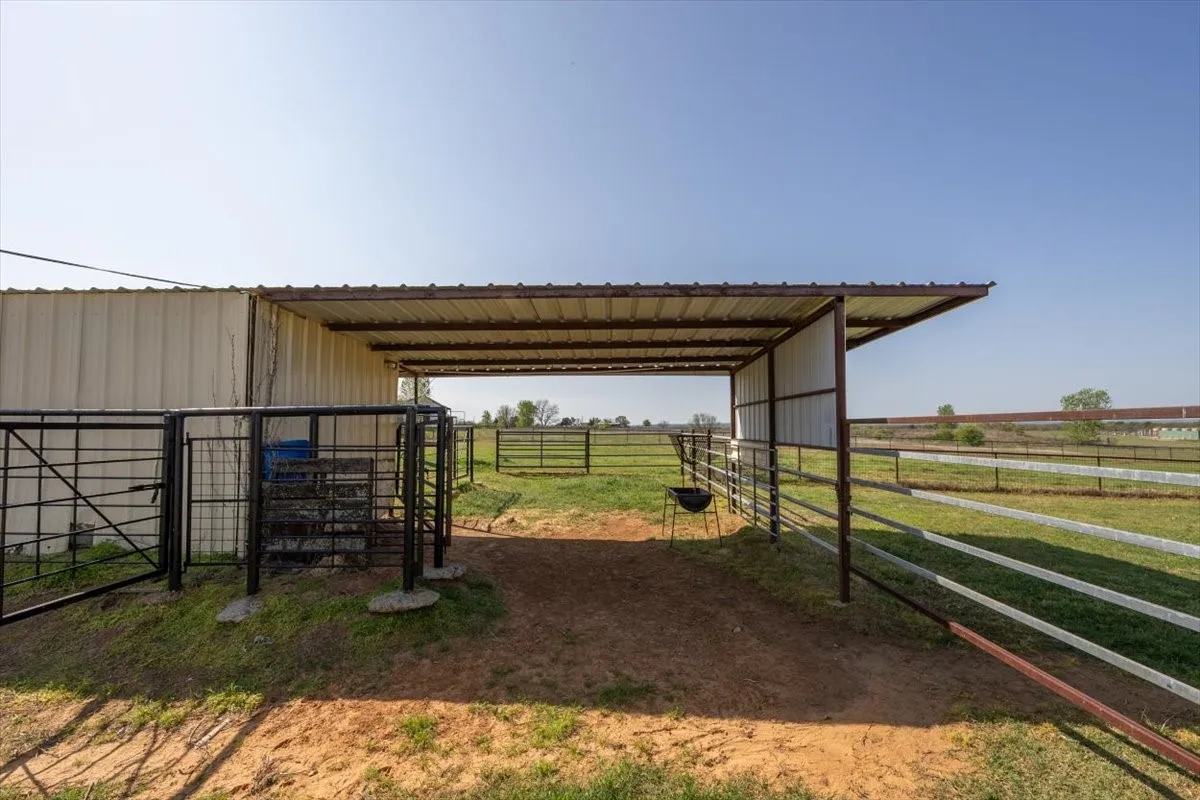 Single Family Residence For Sale in Parker County , 911 Mcvoid Road, Springtown, Texas 76082, 3 Bedroom, 2 Bathroom, Garage spaces, 2,533 Sqft, built in 1977, mls#21255037, Real Estate Agent in Springtown, Homes For Sale in Parker county, Homes For Sale in Springtown, Realtor in Springtown Texas, Real Estate Brokerage Independent Realty Texas, Luminita Cordes Realtor