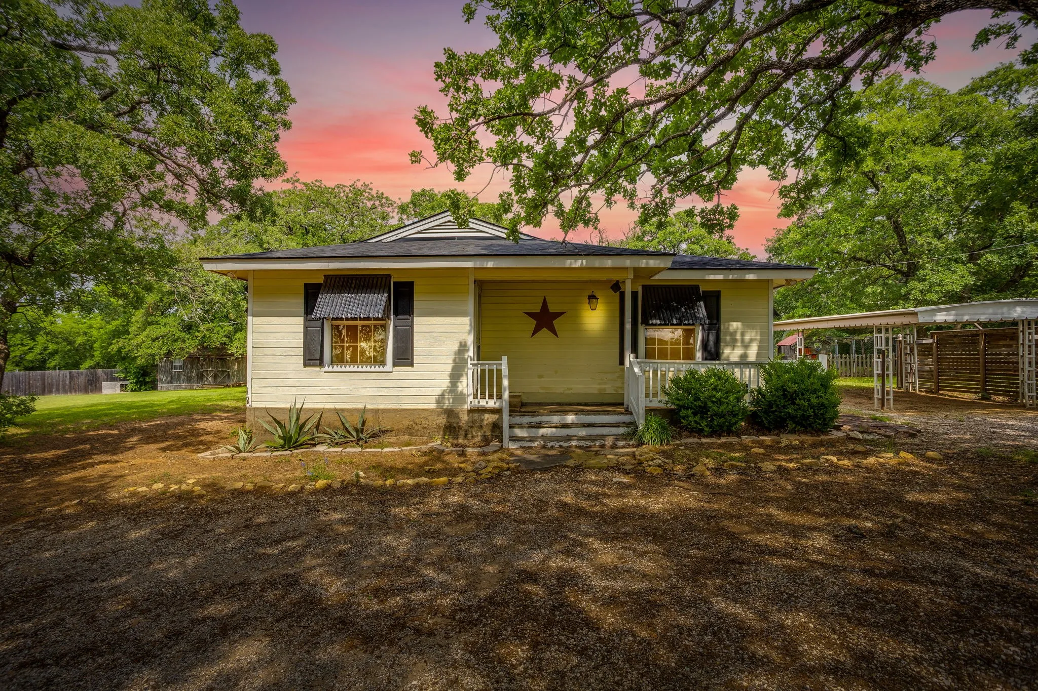 Single Family Residence For Sale in Johnson County , 717 County Road 317a, Cleburne, Texas 76031, 3 Bedrooms, 2 Bathrooms, Garage spaces, 1,350 Sqft, built in 1986, Price $265,000, mls#21251414, Real Estate Agent in Cleburne, Homes For Sale in Johnson county, Homes For Sale in Cleburne, Realtor in Cleburne Texas, Real Estate Brokerage Independent Realty Texas, Luminita Cordes Realtor