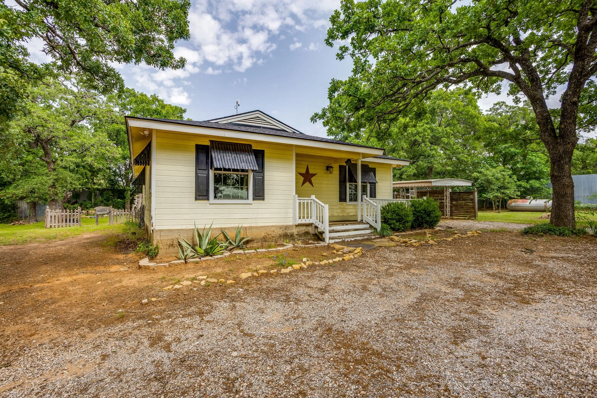 Single Family Residence For Sale in Johnson County , 717 County Road 317a, Cleburne, Texas 76031, 3 Bedrooms, 2 Bathrooms, Garage spaces, 1,350 Sqft, built in 1986, Price $265,000, mls#21251414, Real Estate Agent in Cleburne, Homes For Sale in Johnson county, Homes For Sale in Cleburne, Realtor in Cleburne Texas, Real Estate Brokerage Independent Realty Texas, Luminita Cordes Realtor