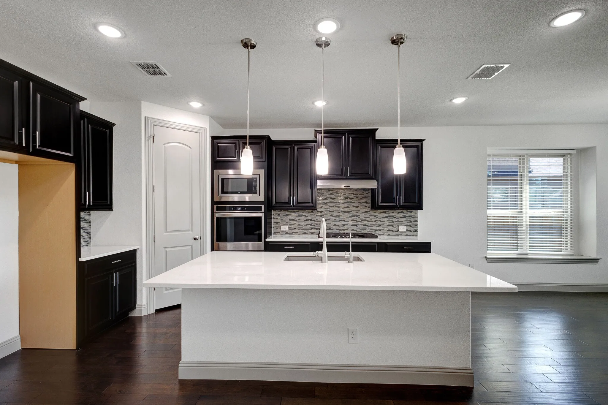Single Family Residence For Sale in Denton County , 16465 Sedgemoor Drive, Frisco, Texas 75033, 4 Bedroom, 4 Bathroom, 3 Garage spaces, 3,311 Sqft, built in 2021, Preowned, mls#21255083, Real Estate Agent in Frisco, Homes For Sale in Denton county, Homes For Sale in Frisco, Realtor in Frisco Texas, Real Estate Brokerage Independent Realty Texas, Luminita Cordes Realtor