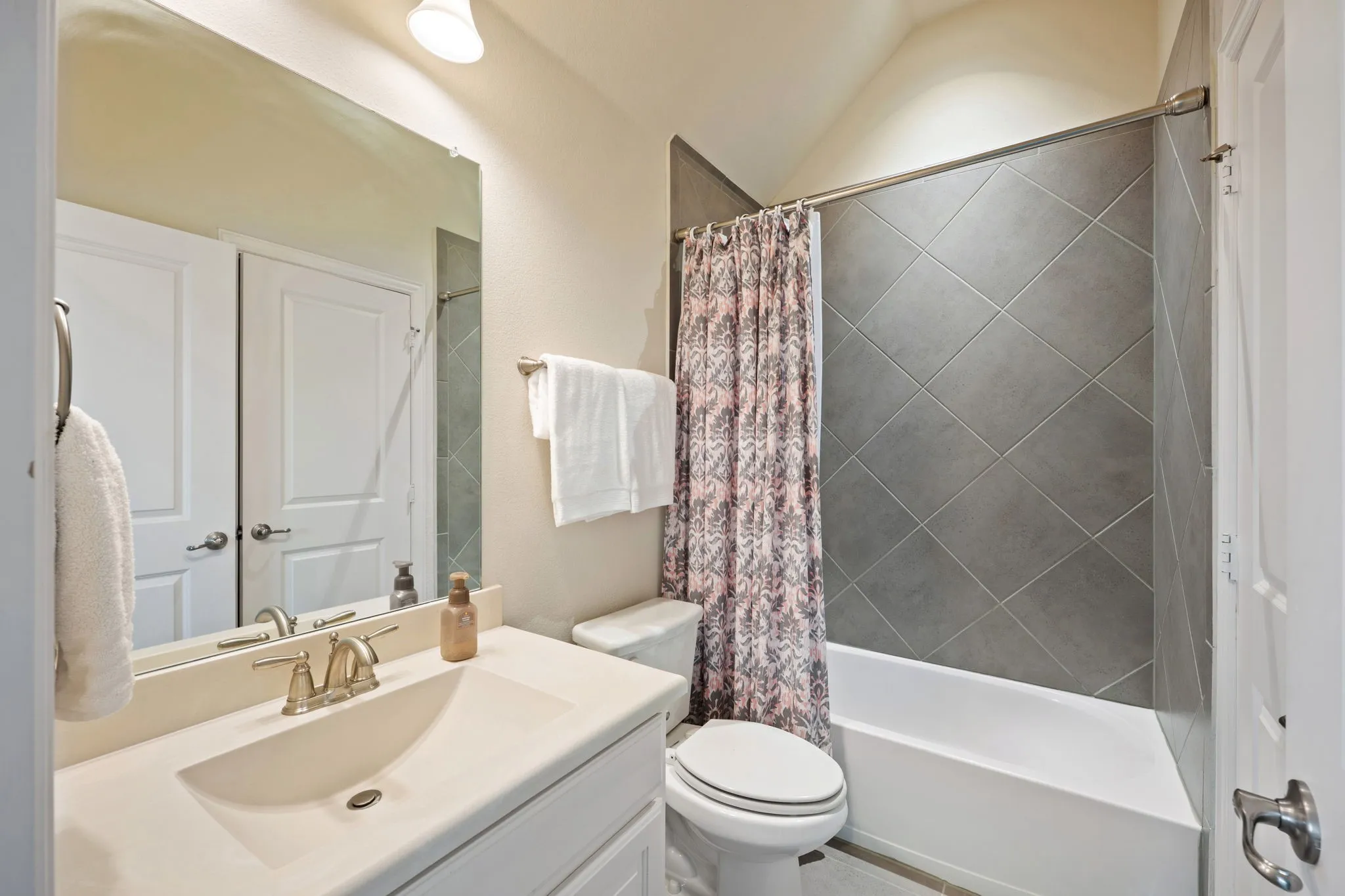 Single Family Residence For Sale in Collin County , 2804 Seabiscuit Road, Celina, Texas 75009, 5 Bedroom, 6 Bathroom, 3 Garage spaces, 4,361 Sqft, built in 2017, Preowned, mls#21254584, Real Estate Agent in Celina, Homes For Sale in Collin county, Homes For Sale in Celina, Realtor in Celina Texas, Real Estate Brokerage Independent Realty Texas, Luminita Cordes Realtor