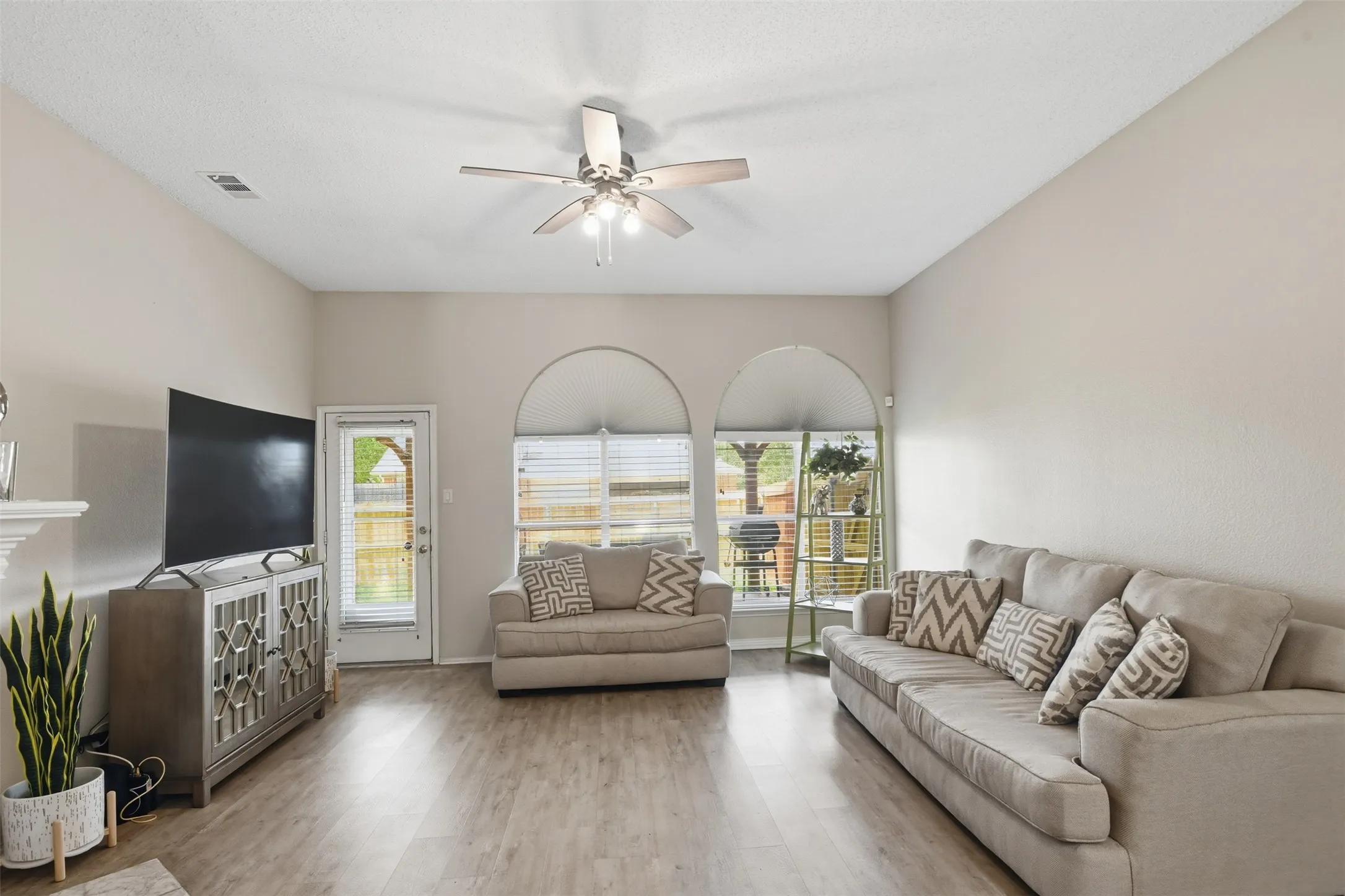 Single Family Residence For Sale in Collin County , 812 Patricia Drive, Allen, Texas 75002, 3 Bedroom, 3 Bathroom, 2 Garage spaces, 2,544 Sqft, built in 1999, Preowned, mls#21238388, Real Estate Agent in Allen, Homes For Sale in Collin county, Homes For Sale in Allen, Realtor in Allen Texas, Real Estate Brokerage Independent Realty Texas, Luminita Cordes Realtor