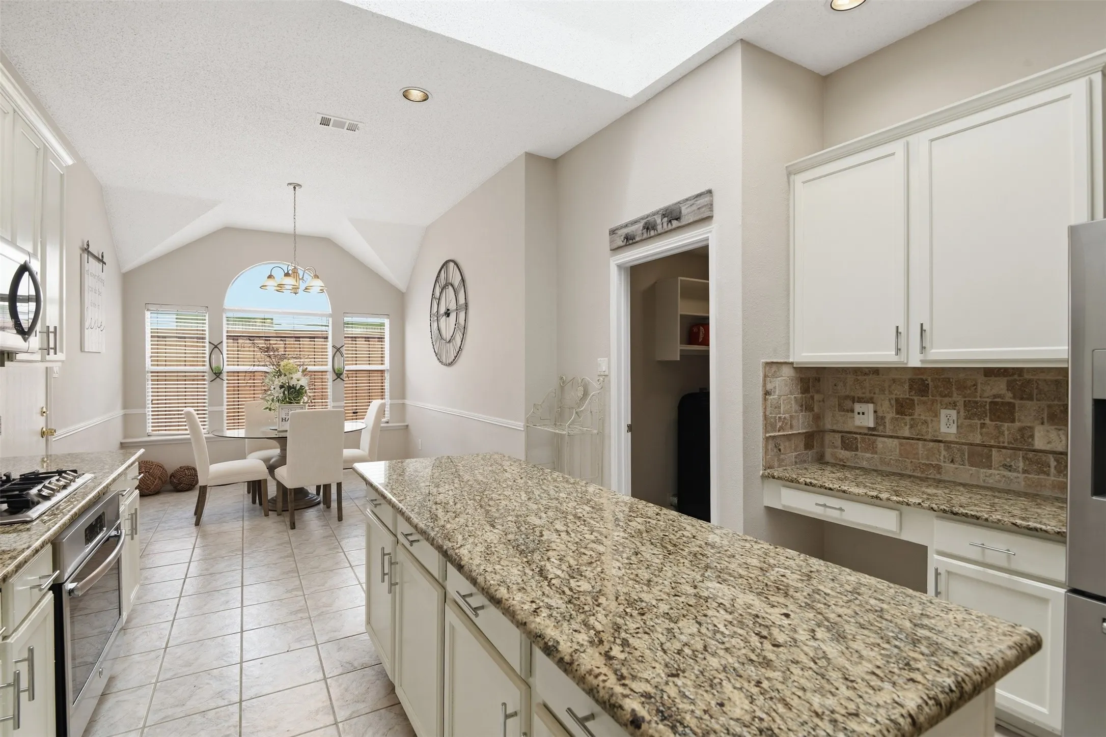 Single Family Residence For Sale in Collin County , 812 Patricia Drive, Allen, Texas 75002, 3 Bedroom, 3 Bathroom, 2 Garage spaces, 2,544 Sqft, built in 1999, Preowned, mls#21238388, Real Estate Agent in Allen, Homes For Sale in Collin county, Homes For Sale in Allen, Realtor in Allen Texas, Real Estate Brokerage Independent Realty Texas, Luminita Cordes Realtor