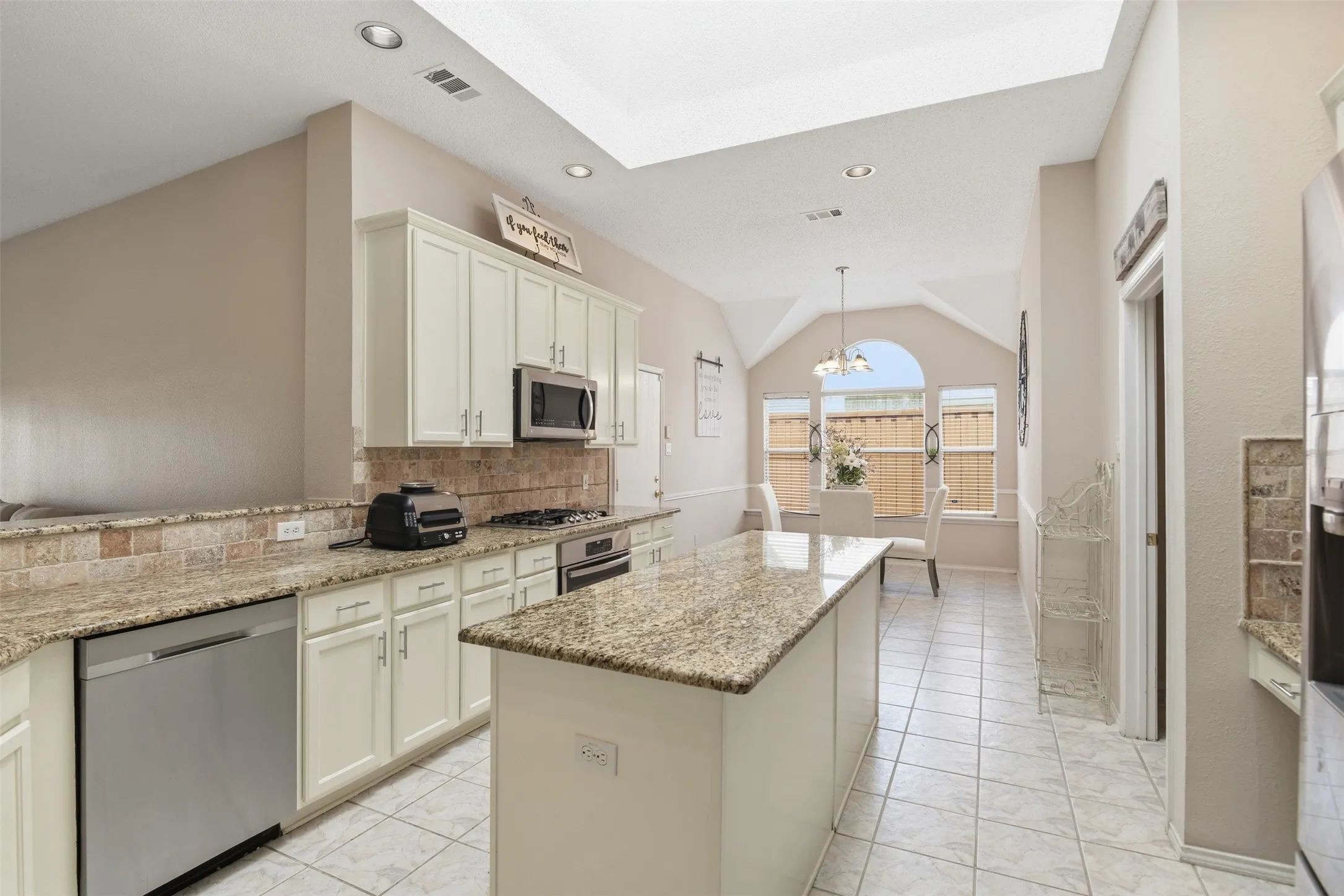 Single Family Residence For Sale in Collin County , 812 Patricia Drive, Allen, Texas 75002, 3 Bedroom, 3 Bathroom, 2 Garage spaces, 2,544 Sqft, built in 1999, Preowned, mls#21238388, Real Estate Agent in Allen, Homes For Sale in Collin county, Homes For Sale in Allen, Realtor in Allen Texas, Real Estate Brokerage Independent Realty Texas, Luminita Cordes Realtor
