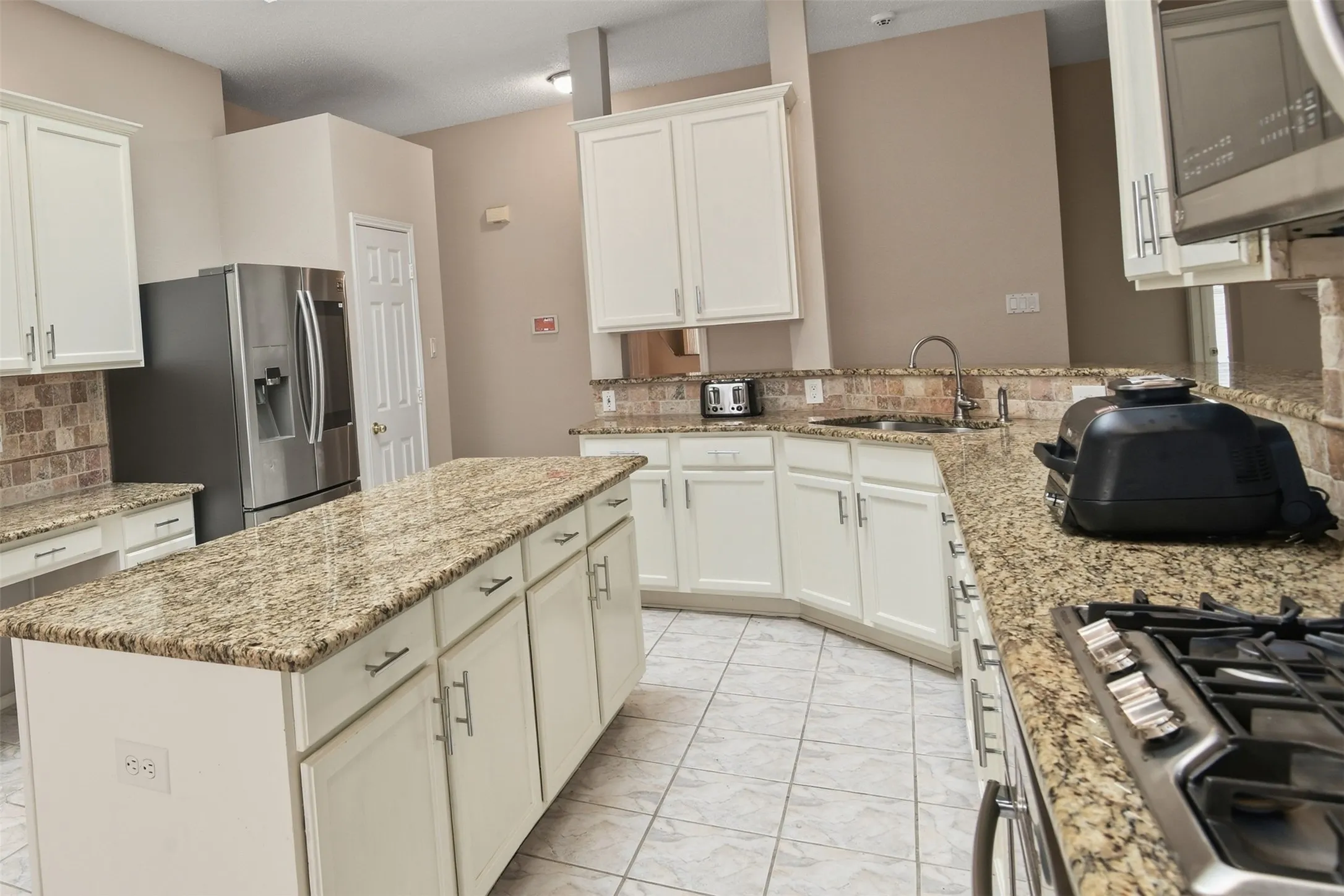Single Family Residence For Sale in Collin County , 812 Patricia Drive, Allen, Texas 75002, 3 Bedroom, 3 Bathroom, 2 Garage spaces, 2,544 Sqft, built in 1999, Preowned, mls#21238388, Real Estate Agent in Allen, Homes For Sale in Collin county, Homes For Sale in Allen, Realtor in Allen Texas, Real Estate Brokerage Independent Realty Texas, Luminita Cordes Realtor