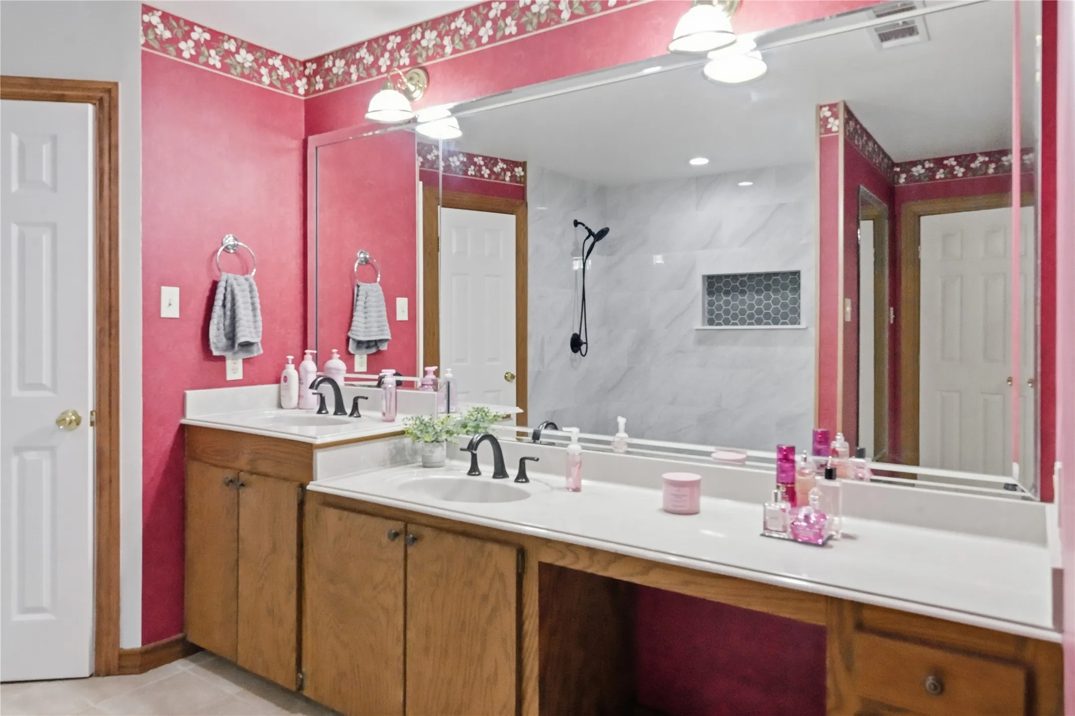 Double vanity with white countertops and matte black fixtures
