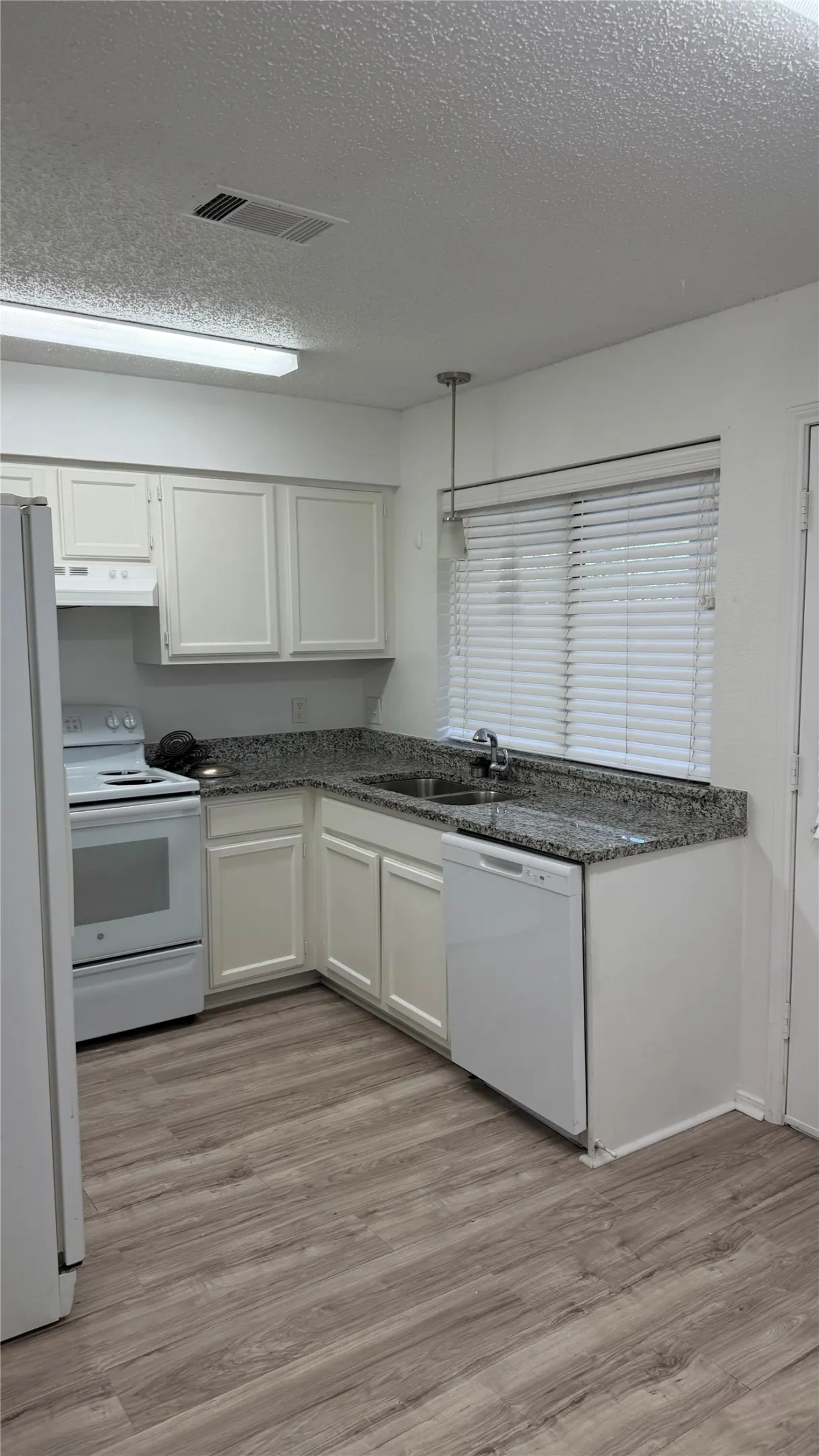 Townhouse For Rent in Tarrant County , 801 Bluebonnet Drive B, Keller, Texas 76248, 2 Bedroom, 2 Bathroom, Garage spaces, 982 Sqft, built in 1984, mls#21255237, Real Estate Agent in Keller, Homes For Rent in Tarrant county, Homes For Rent in Keller, Realtor in Keller Texas, Real Estate Brokerage Independent Realty Texas, Luminita Cordes Realtor