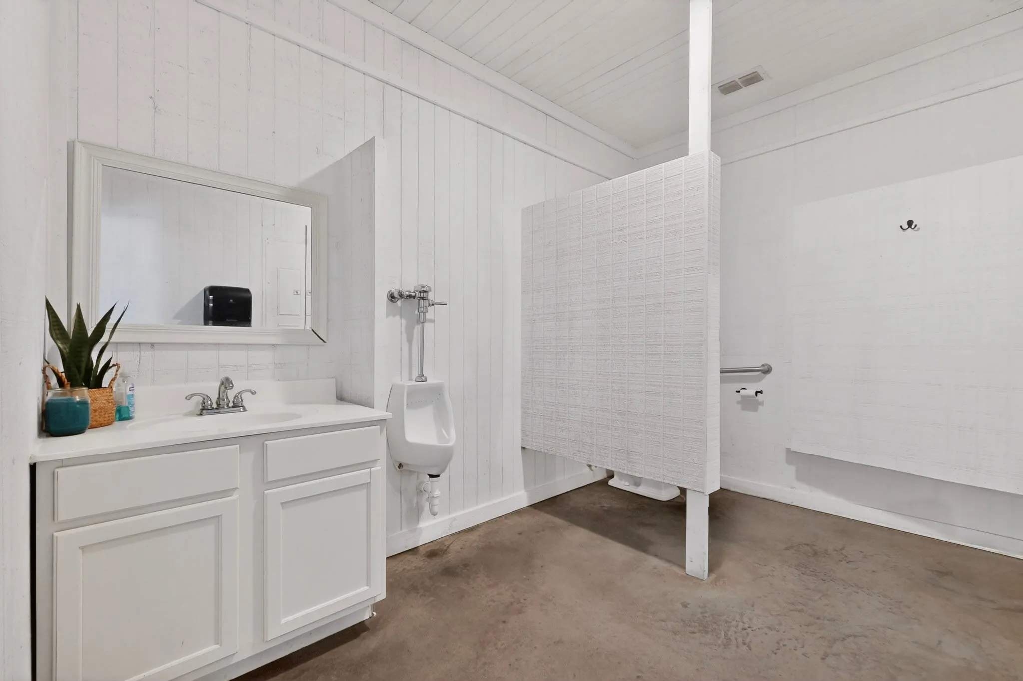 Farm For Sale in Van Zandt County , 400 Van Zant County Road 113, Grand Saline, Texas 75140, 1 Bedroom, 2 Bathrooms, Garage spaces, 5,000 Sqft, built in 2005, Price $750,000, mls#21243735, Real Estate Agent in Grand Saline, Homes For Sale in Van Zandt county, Homes For Sale in Grand Saline, Realtor in Grand Saline Texas, Real Estate Brokerage Independent Realty Texas, Luminita Cordes Realtor